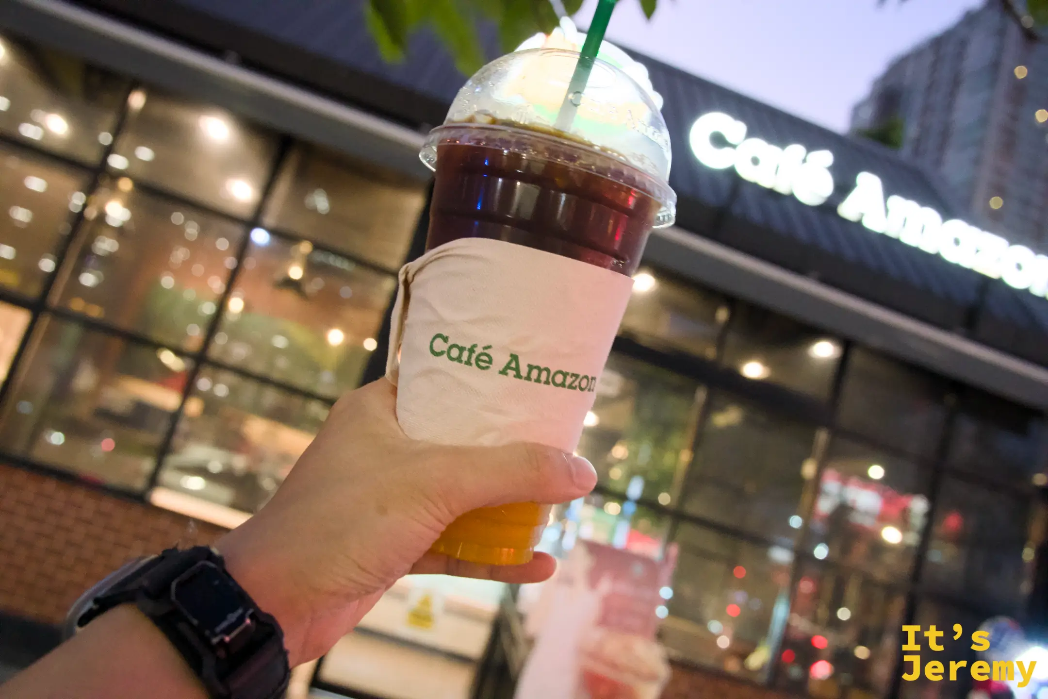 在 Cafe Amazon 買了杯 orange americano
