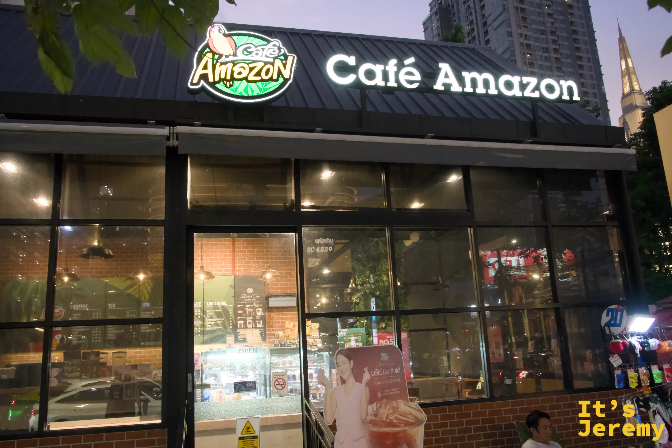 前往 SWU Nightmarket 途中的 Cafe Amazon