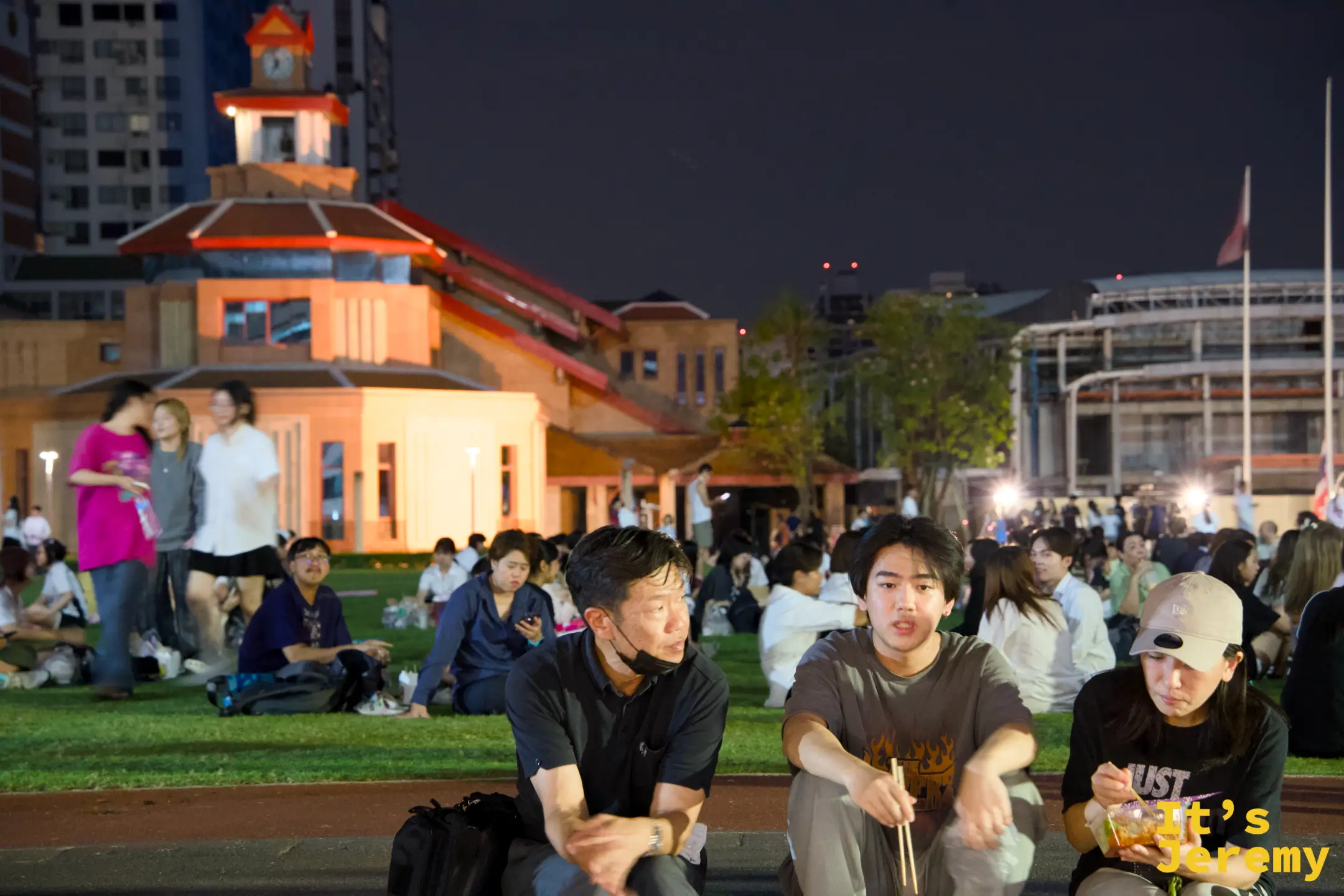 SWU 學生與在地人席地而坐、就著草坪當餐桌