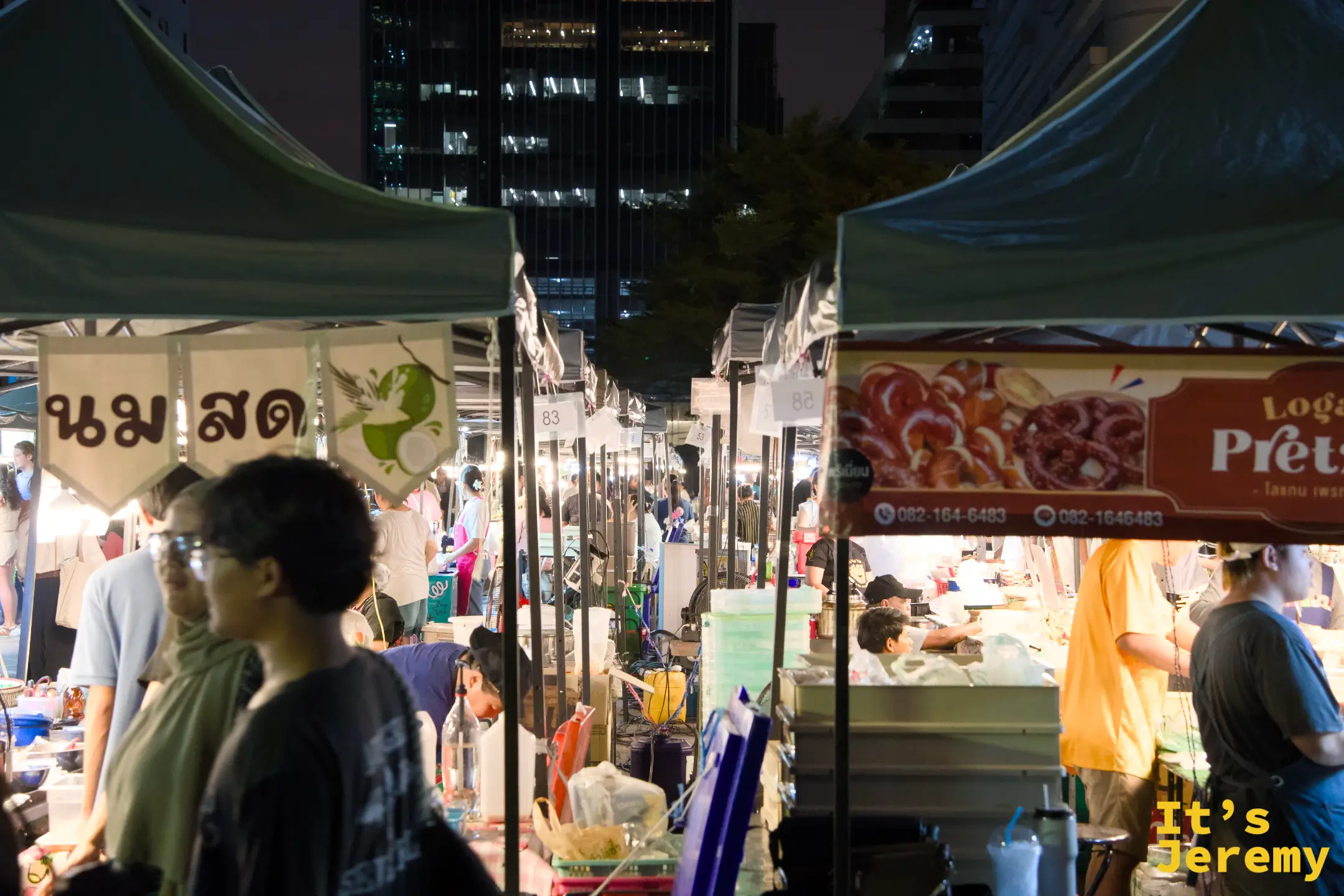 SWU Nightmarket 週五傍晚的攤位全景與走道