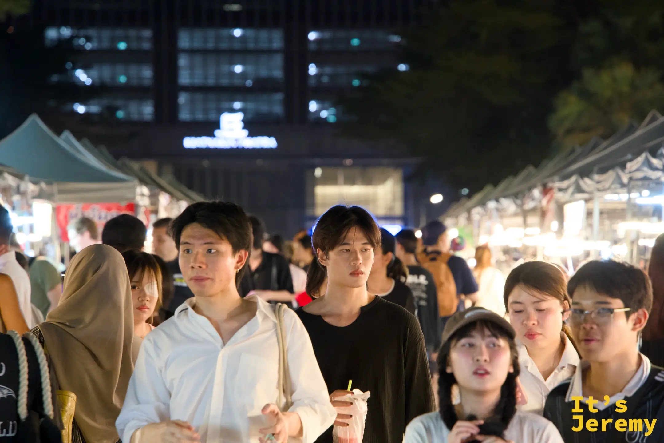 🇹🇭 曼谷景點｜SWU Nightmarket 校園週五限定夜市：炸昆蟲、鱷魚肉與雙瞳貓咪打賞攤，BTS Asoke 5 分鐘的在地寶藏
