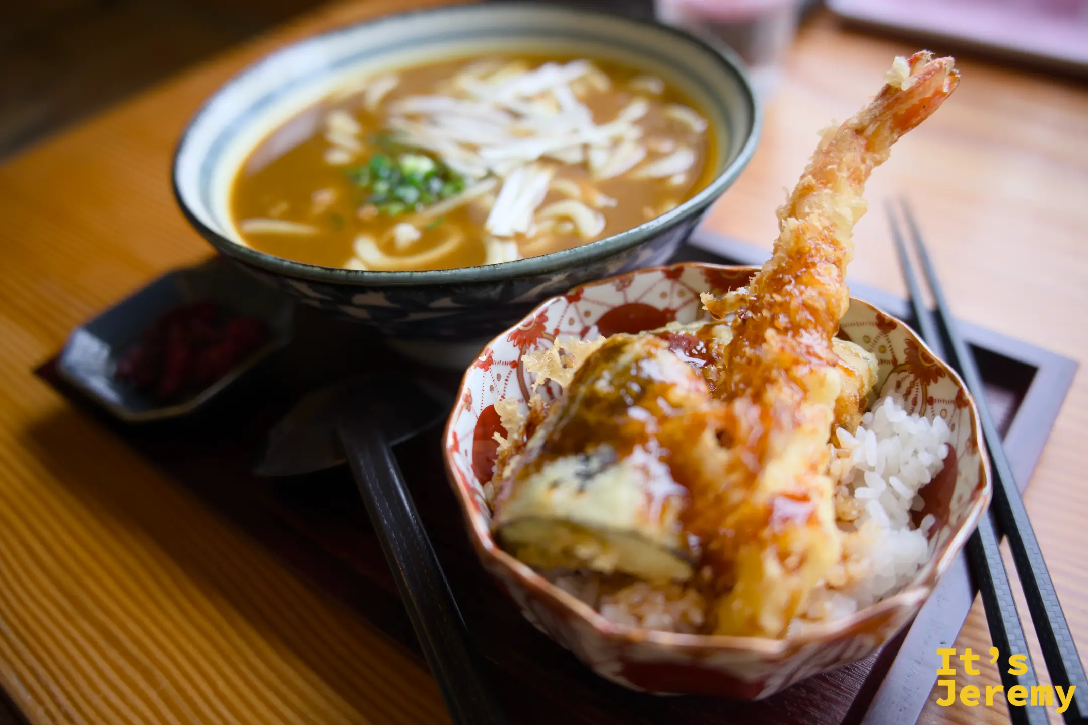 カレーうどん加ミニ天丼套餐，炸蝦直立在丼碗中央