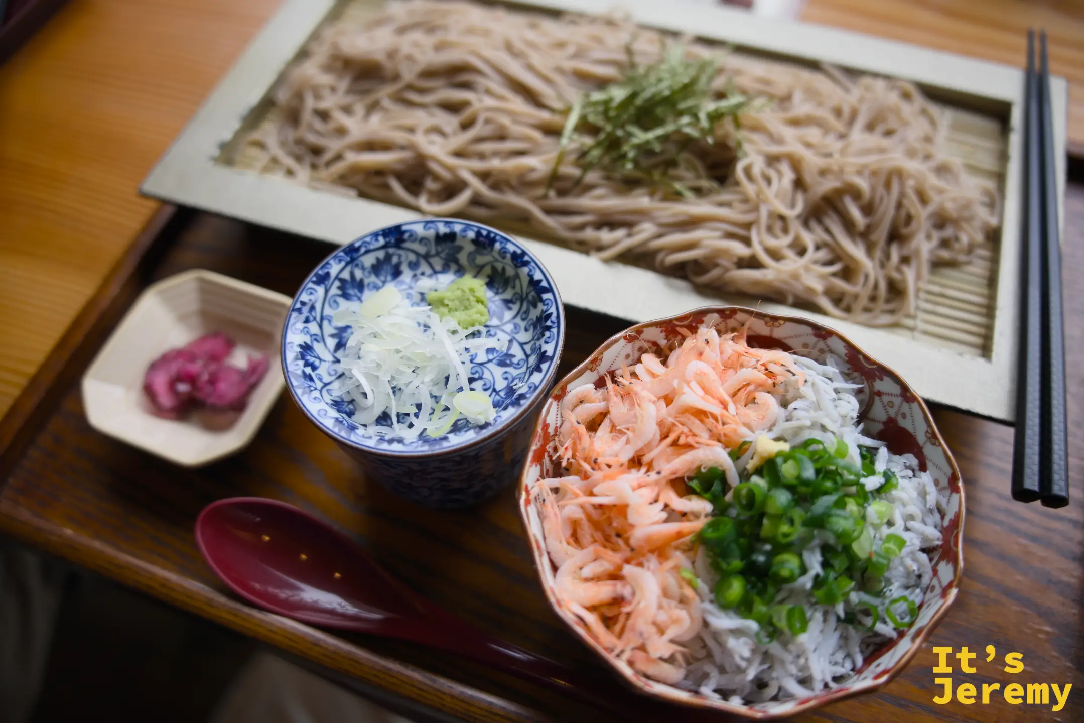 ざるそば加釜揚げしらす桜えびどんぶり，色澤清爽