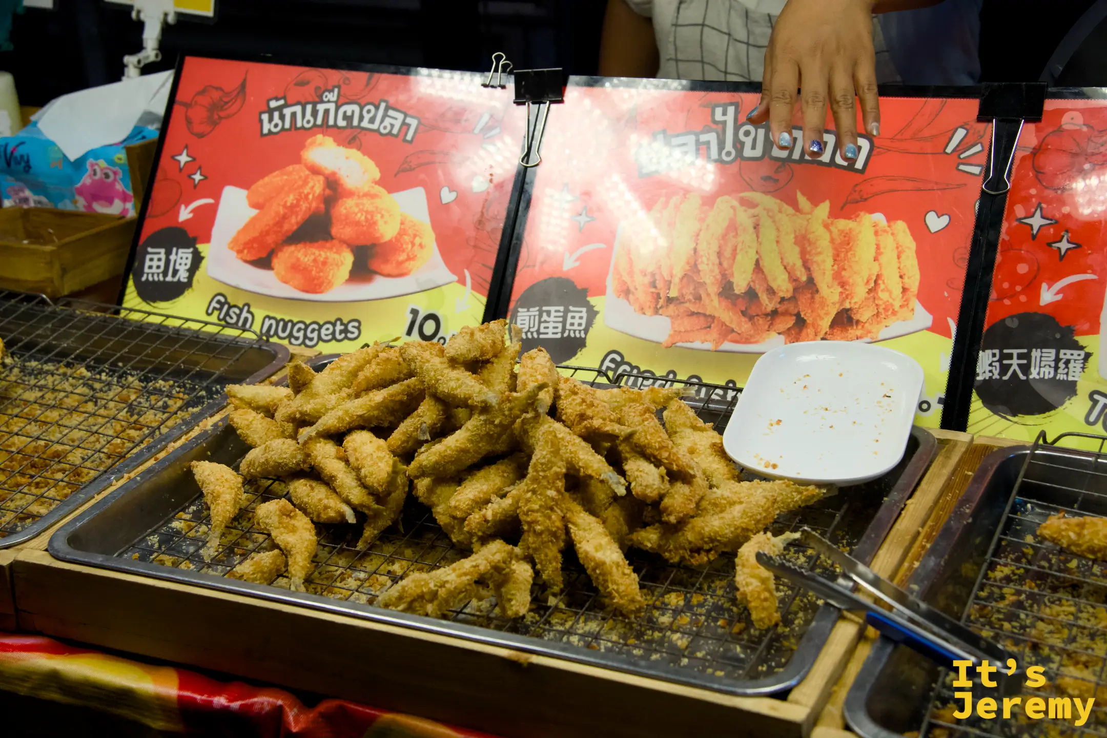 現炸柳葉魚的金黃酥脆畫面