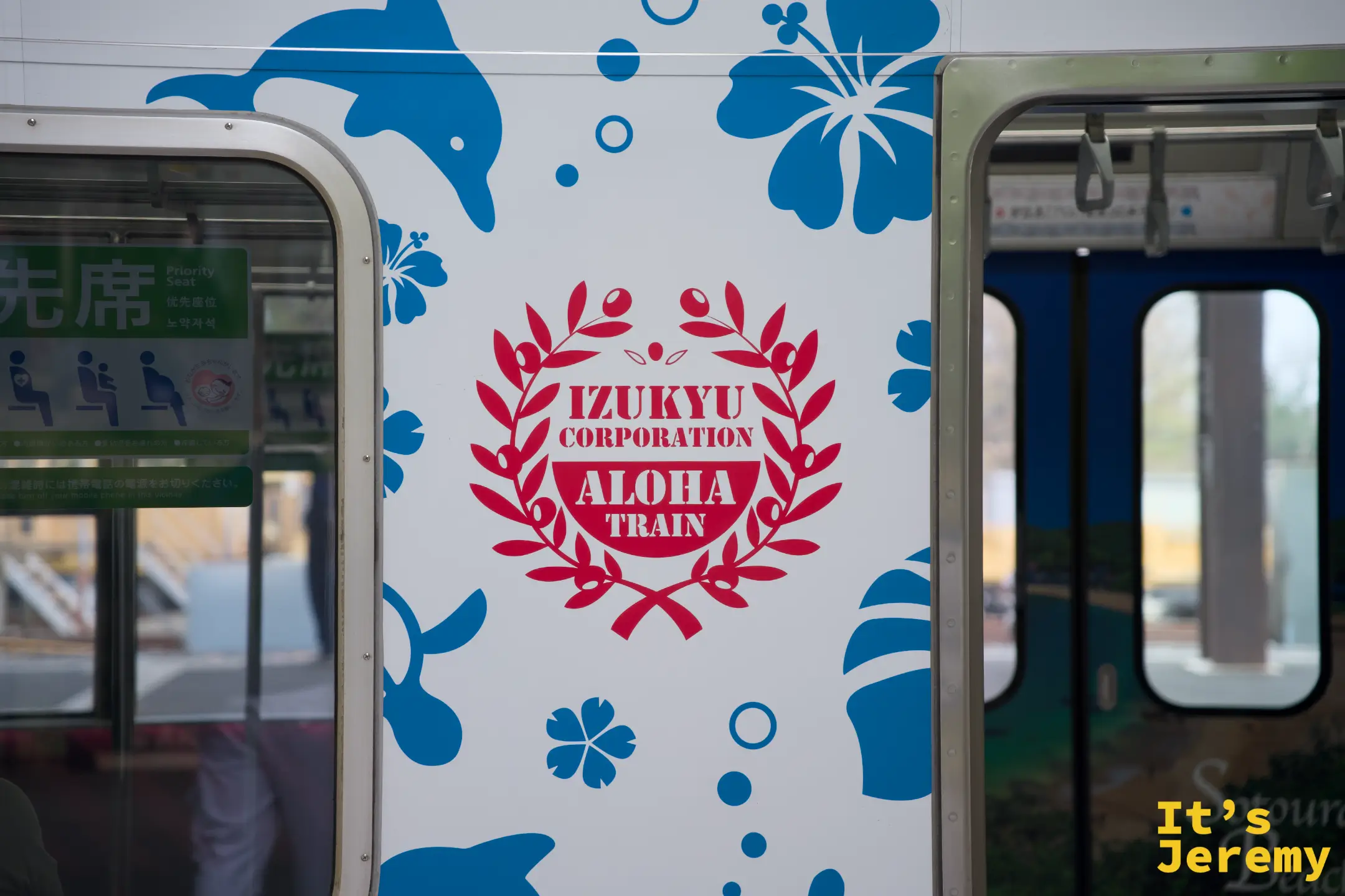 Aloha Train 的 IZUKYU CORPORATION 紅色徽章特寫