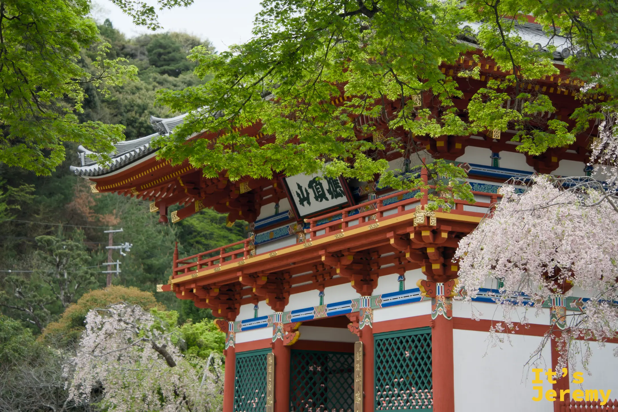 山門局部細節，屋簷彩繪與橫樑雕飾