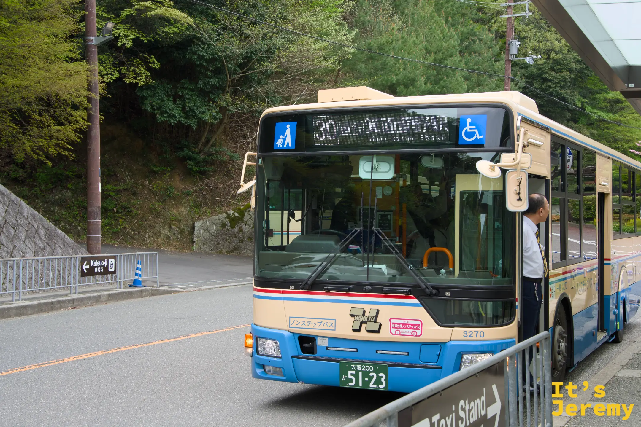 30 號公車停在勝尾寺門口，準備返回箕面萱野站