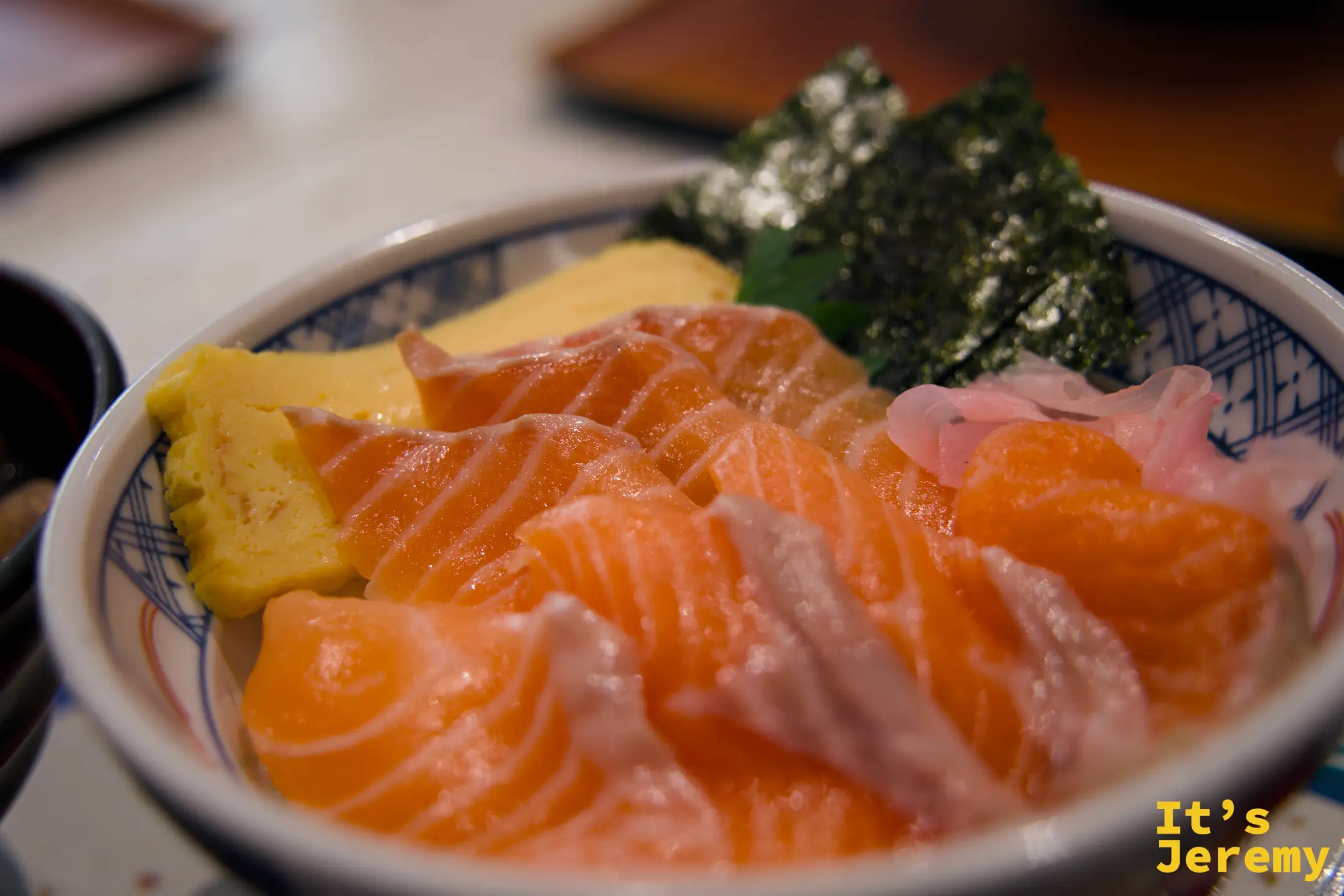 オーロラサーモン丼（極光鮭魚丼），鮭魚厚切鋪滿整碗，橘粉色的切面在燈光下泛著光澤