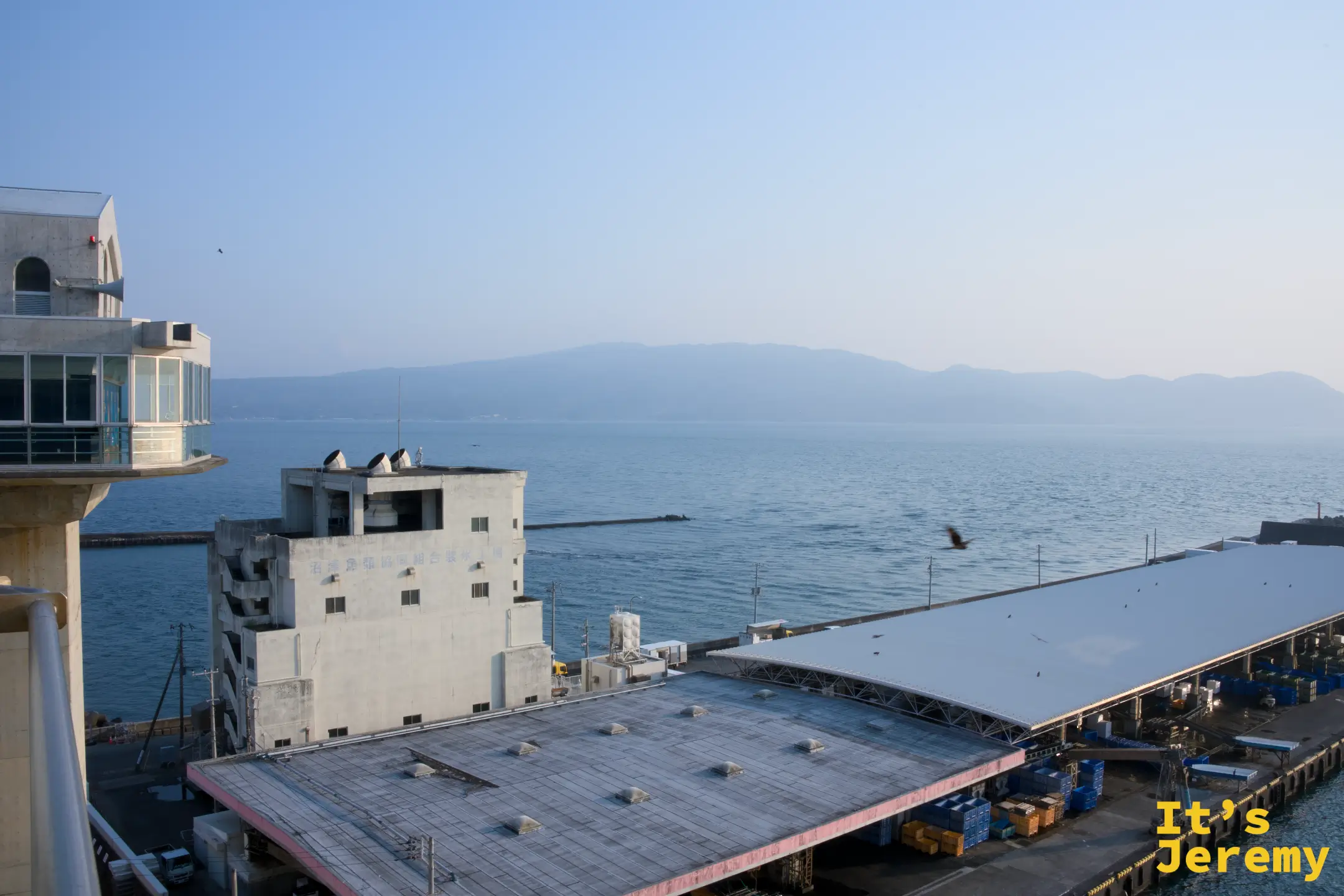 從展望台向駿河灣方向望去，港口設施與開闊海面