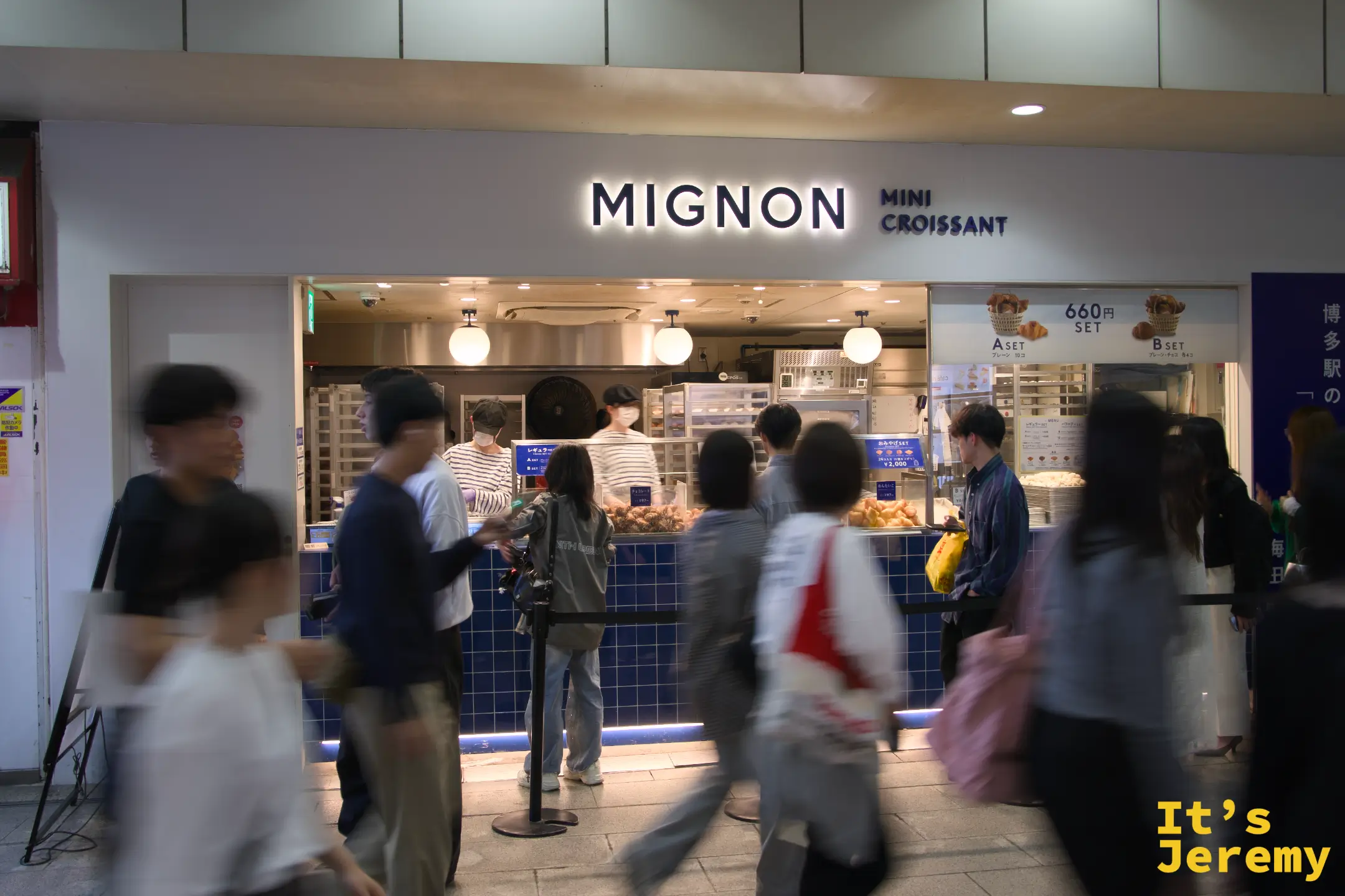 MIGNON MINI CROISSANT 梅田店面外觀，店前有排隊人龍，看板清楚標示 A SET ¥660