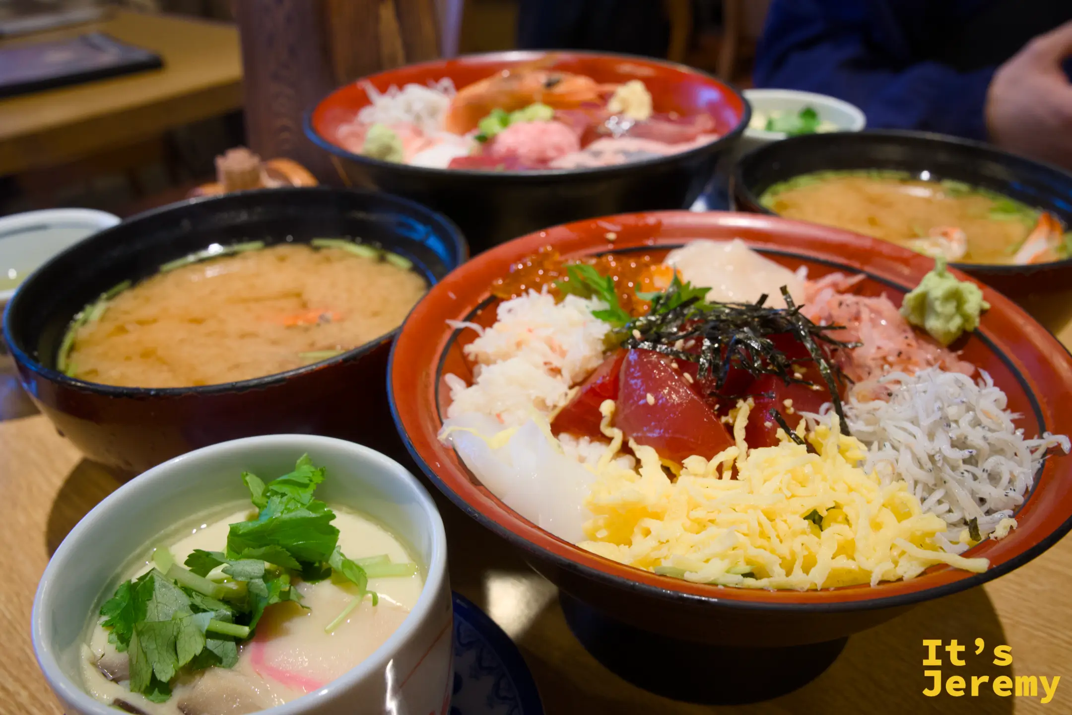 わいわい丼特寫和茶わんむし，桌旁有蟹味噌湯