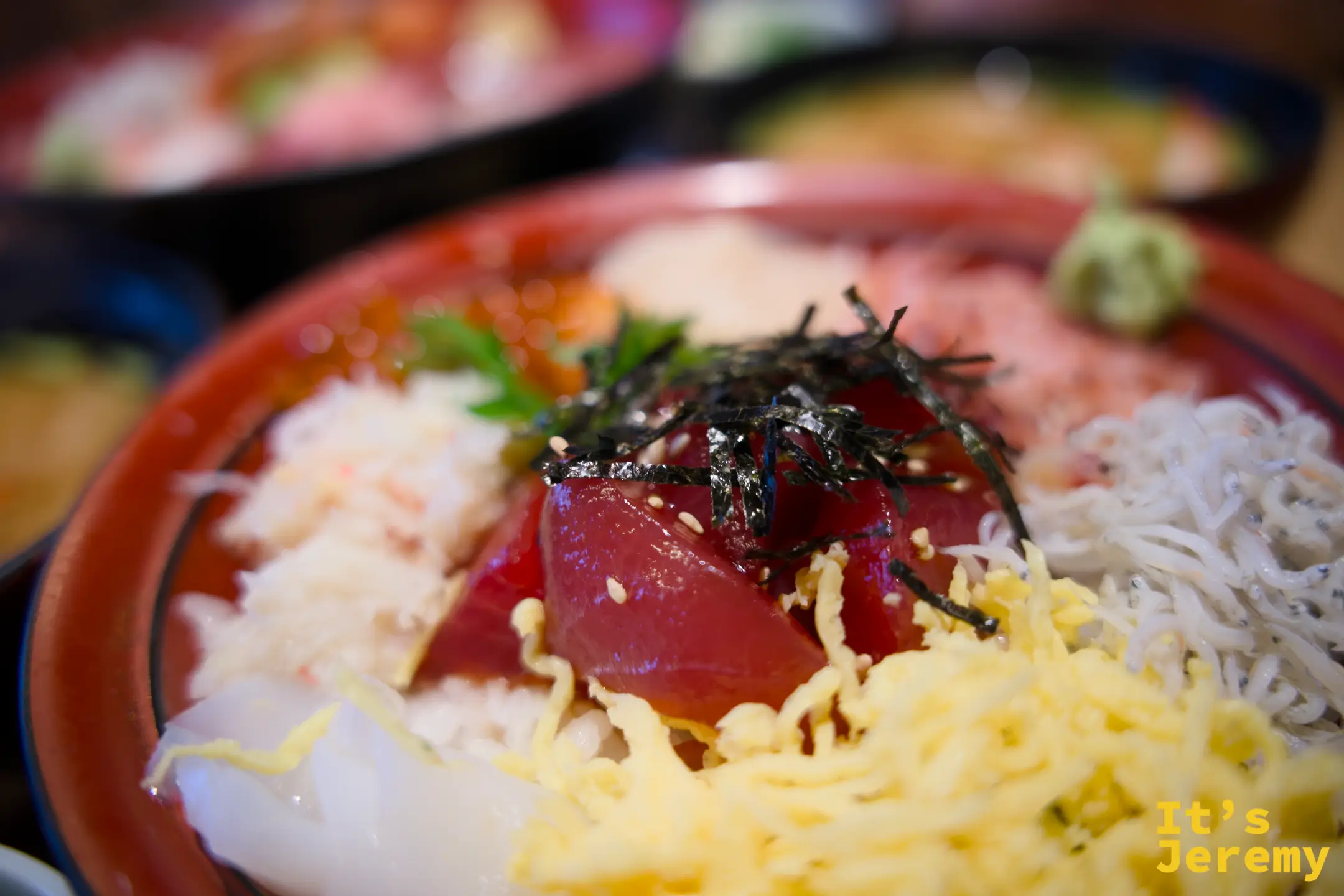 わいわい丼近景，鮪魚、しらす、錦絲蛋和海苔清晰可見