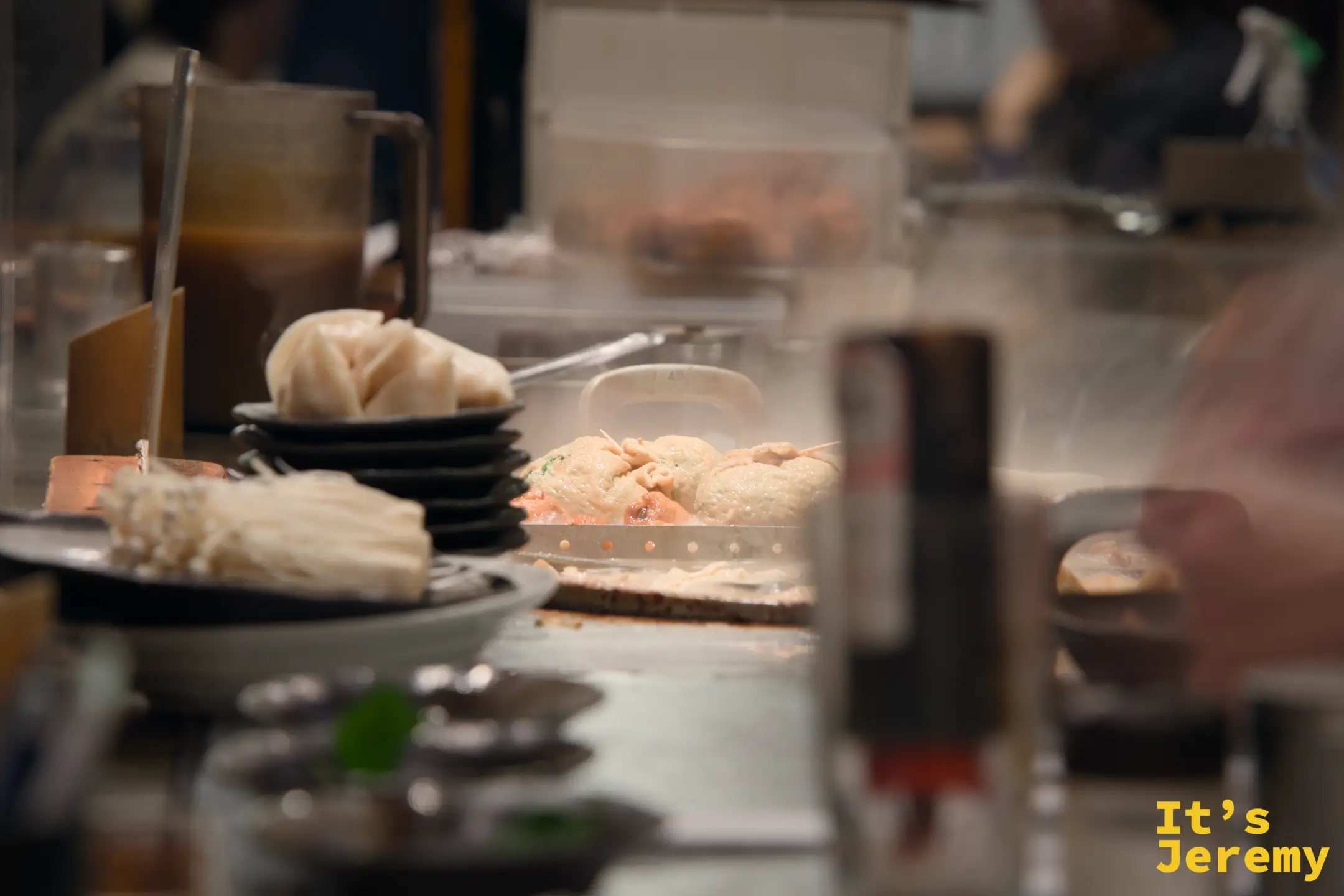吧台上的おでん食材特寫：燒賣、ひろうす等等候上桌