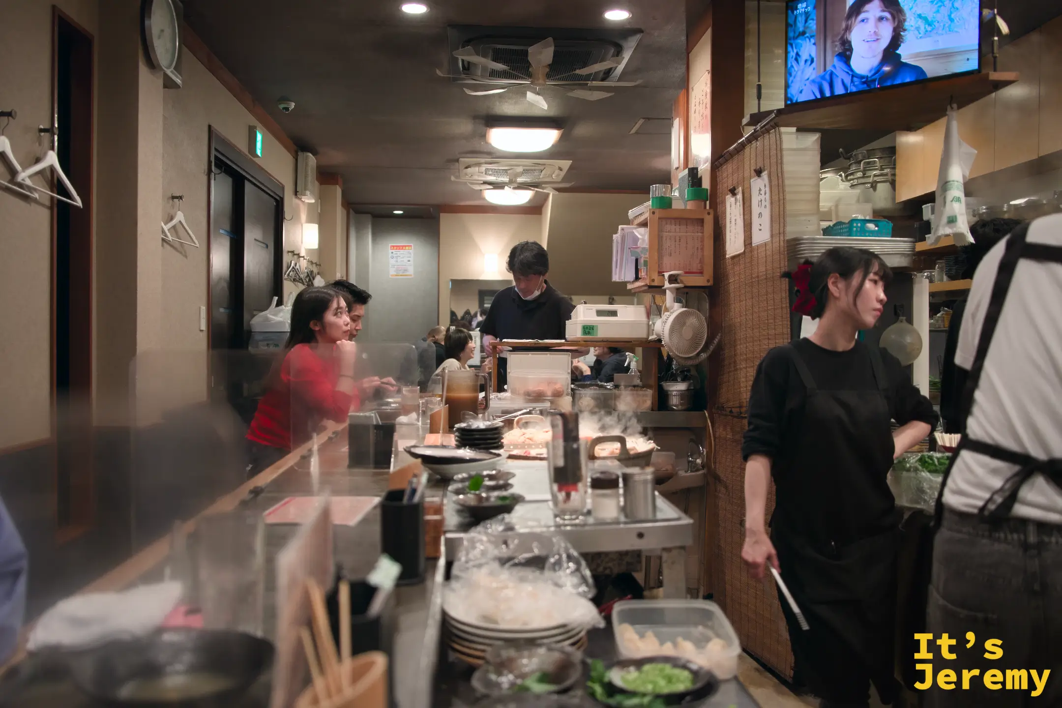 從入口望進去，店內滿座，是典型的大阪居酒屋熱度
