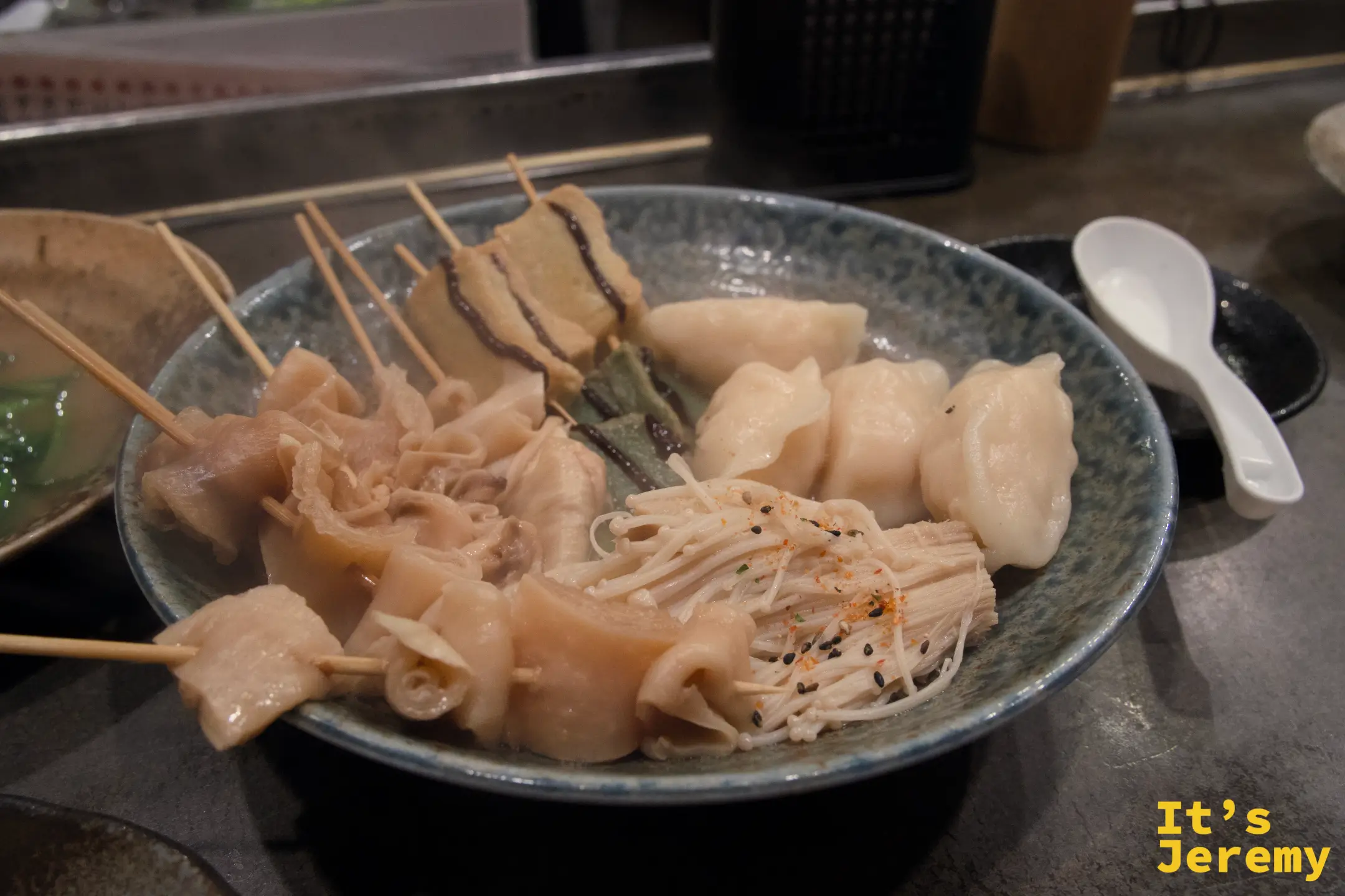 各式串物盛在一碗，蒟蒻、魚漿、金針菇等一次嘗遍