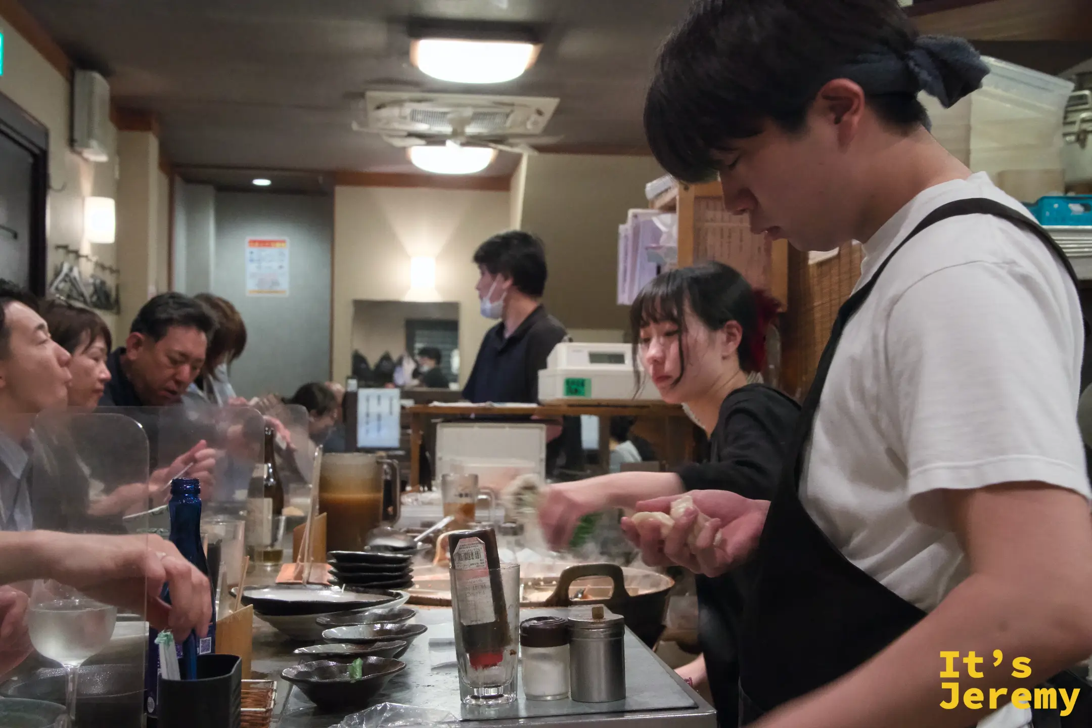 滿座的夜晚，師傅和工作人員全速運轉