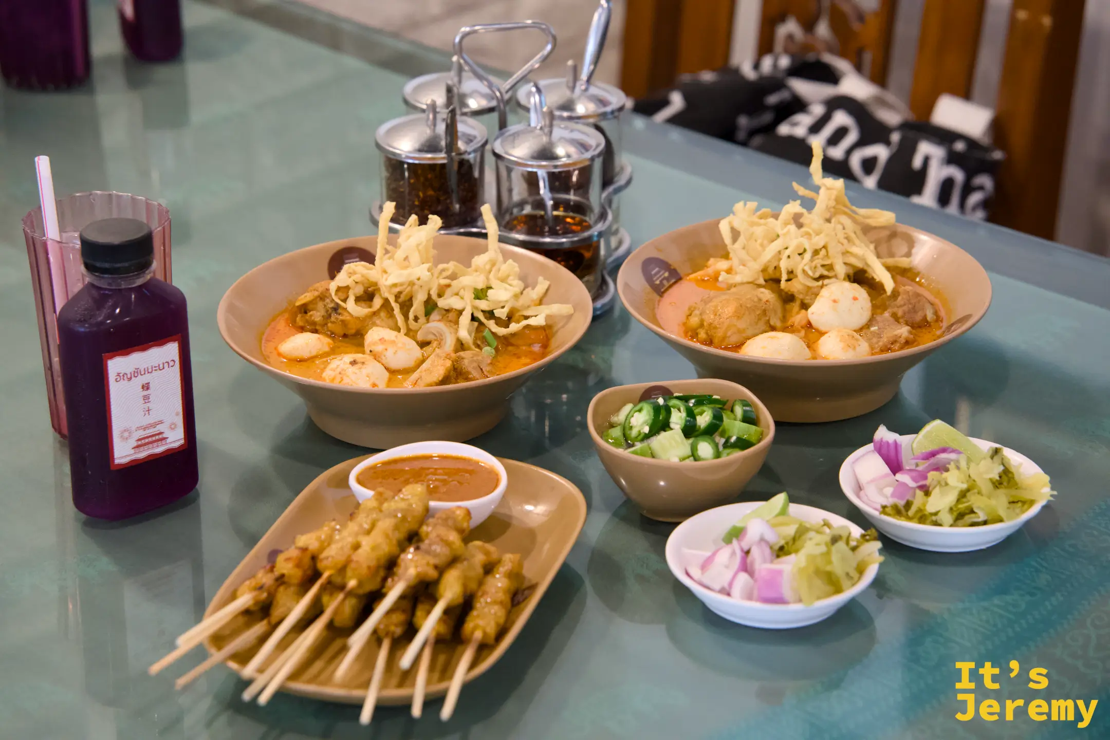 桌上整體餐點：綜合咖哩麵、沙嗲、蝶豆花檸檬汁
