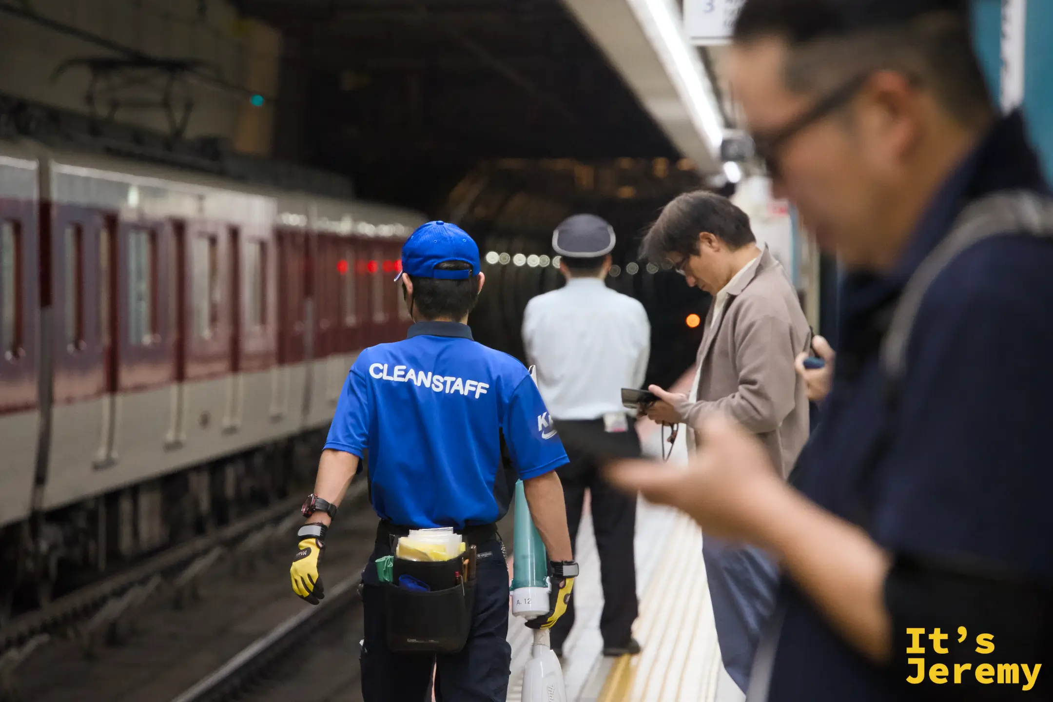 月台上身著藍色制服的清潔人員，日本鐵路服務一絲不苟的日常