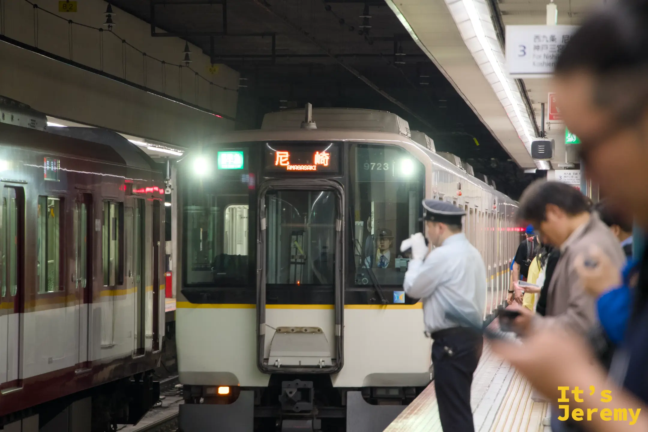 阪神線列車進站，方向牌顯示「尼崎」