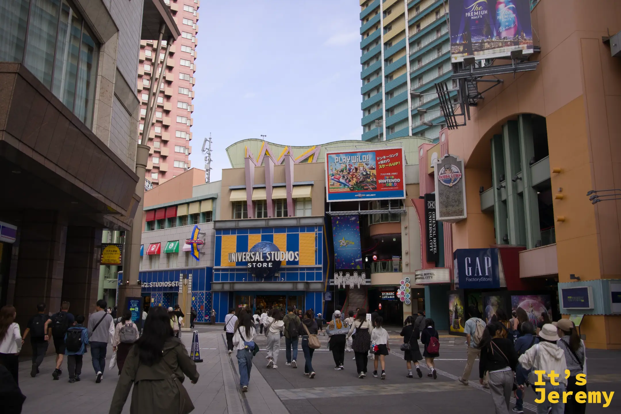 Universal Studios Store 外觀，入口附近的直營店飄著 Mario 旗幟