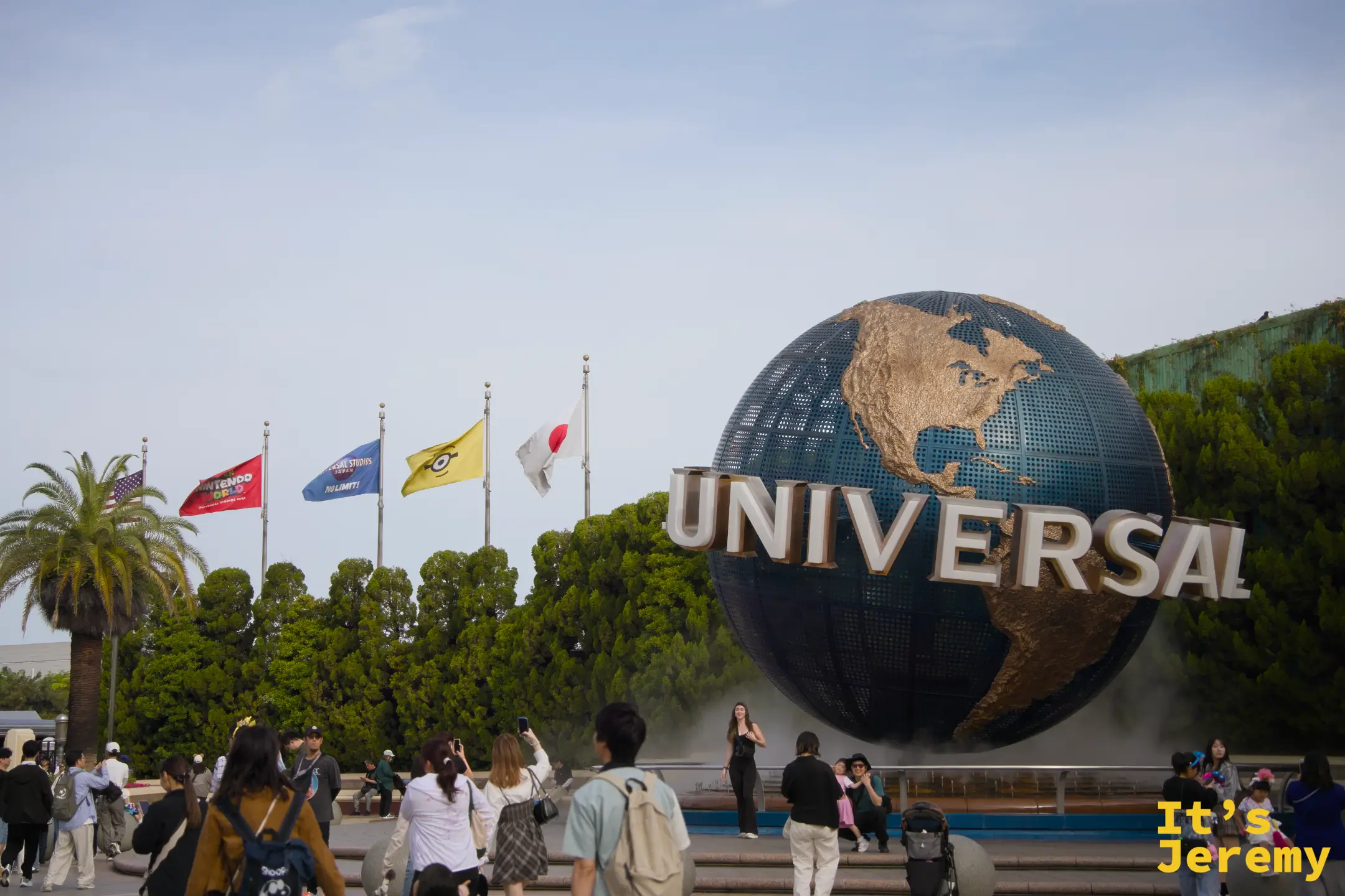 環球影城 Universal Globe 全景，背後是 25th Anniversary 彩帶裝飾