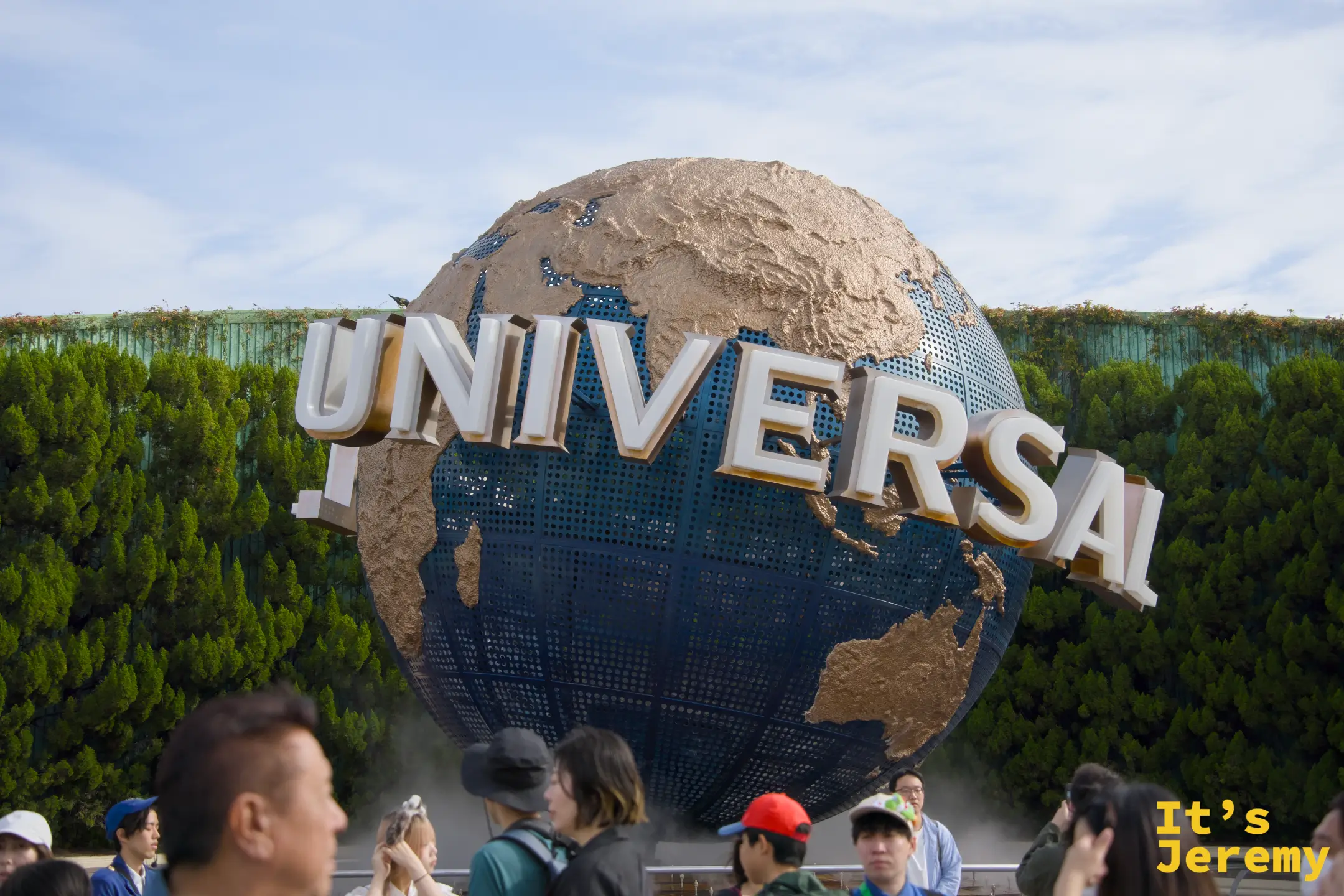 招牌地球儀 Universal Globe，各 IP 旗幟在風中飄揚