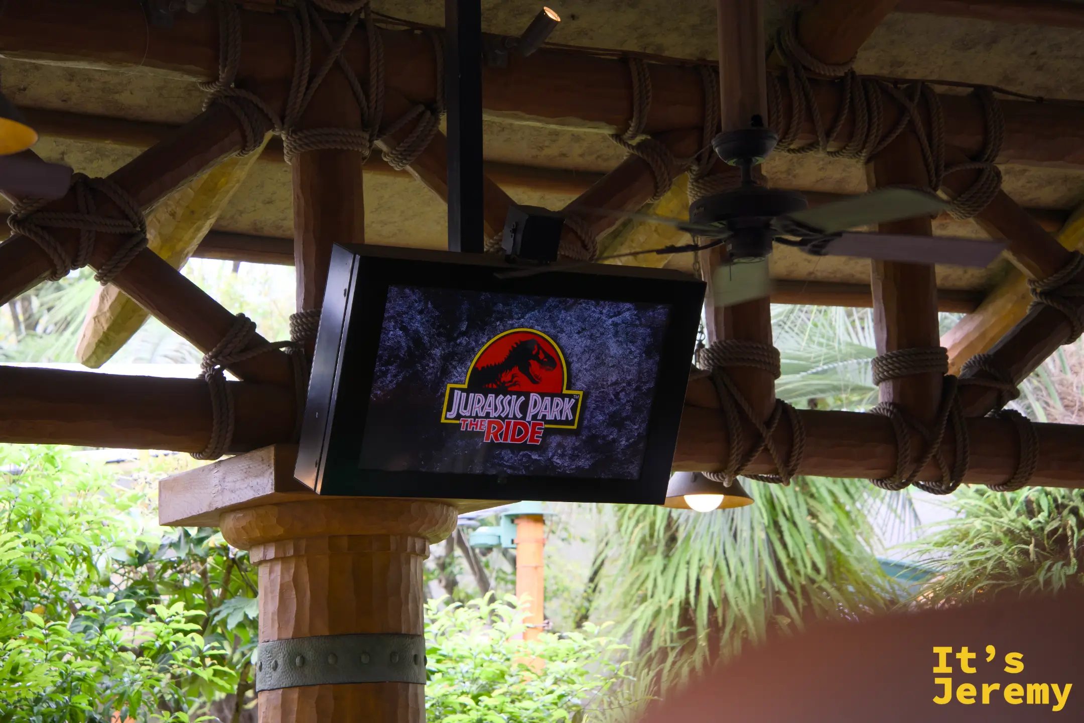 Jurassic Park The Ride 的懸掛式電視，LOGO 字樣在熱帶木構架下格外有氣氛