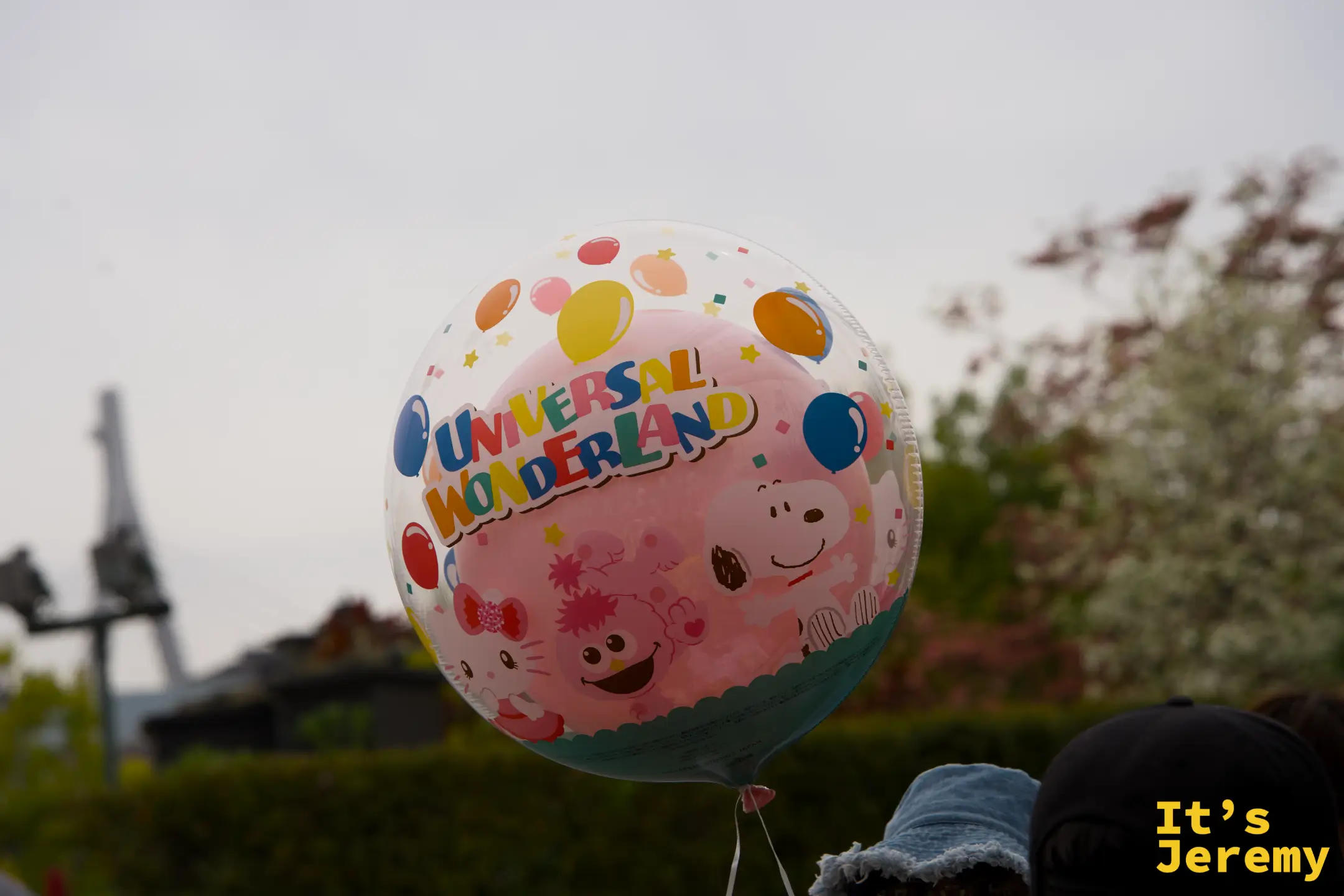 Universal Wonderland 透明圓形氣球，印著 Hello Kitty 和 Snoopy 的圖案