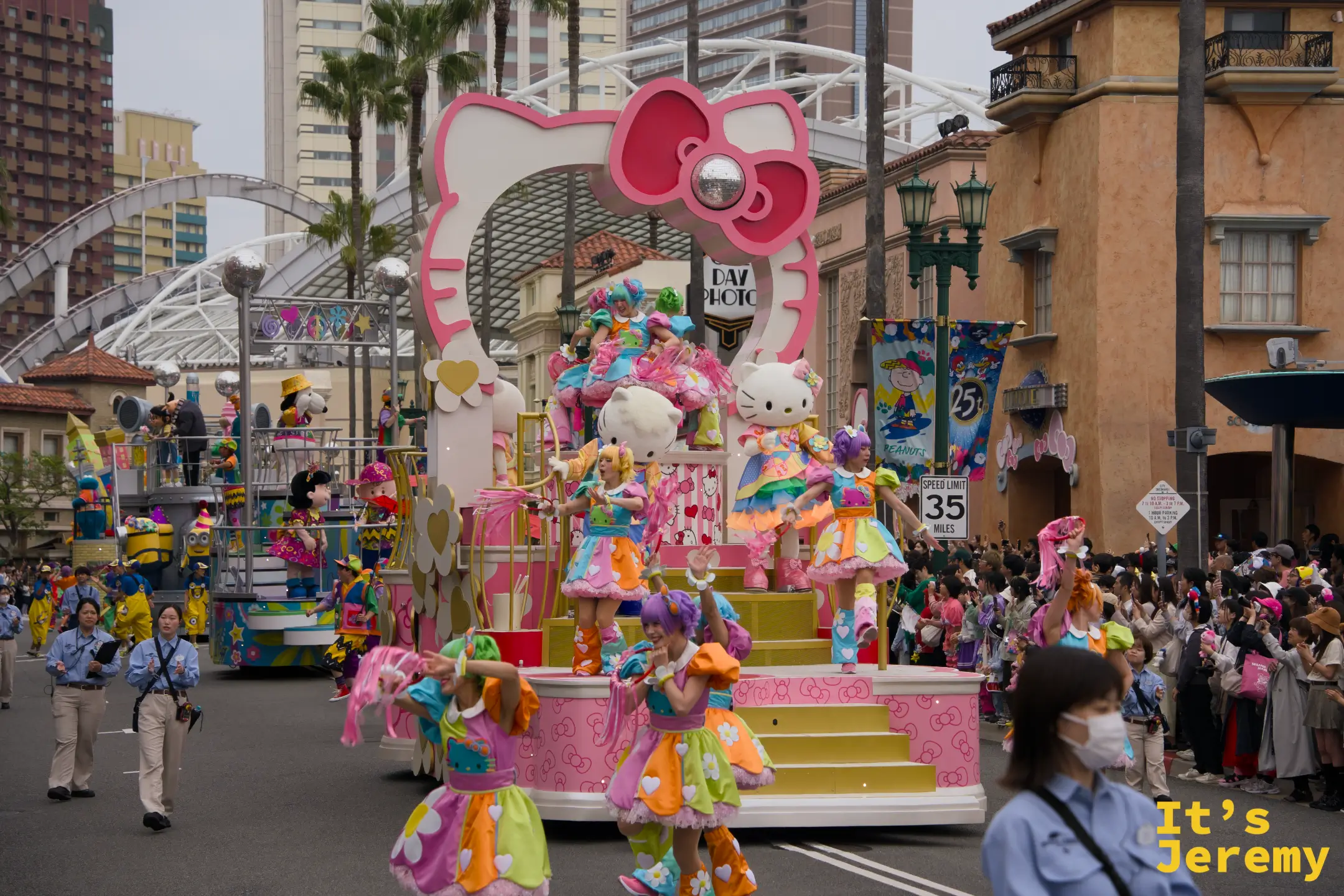 Hello Kitty 花車全景，粉色系主調搭配花卉圖案，Hello Kitty 大型造型佇立花車中央