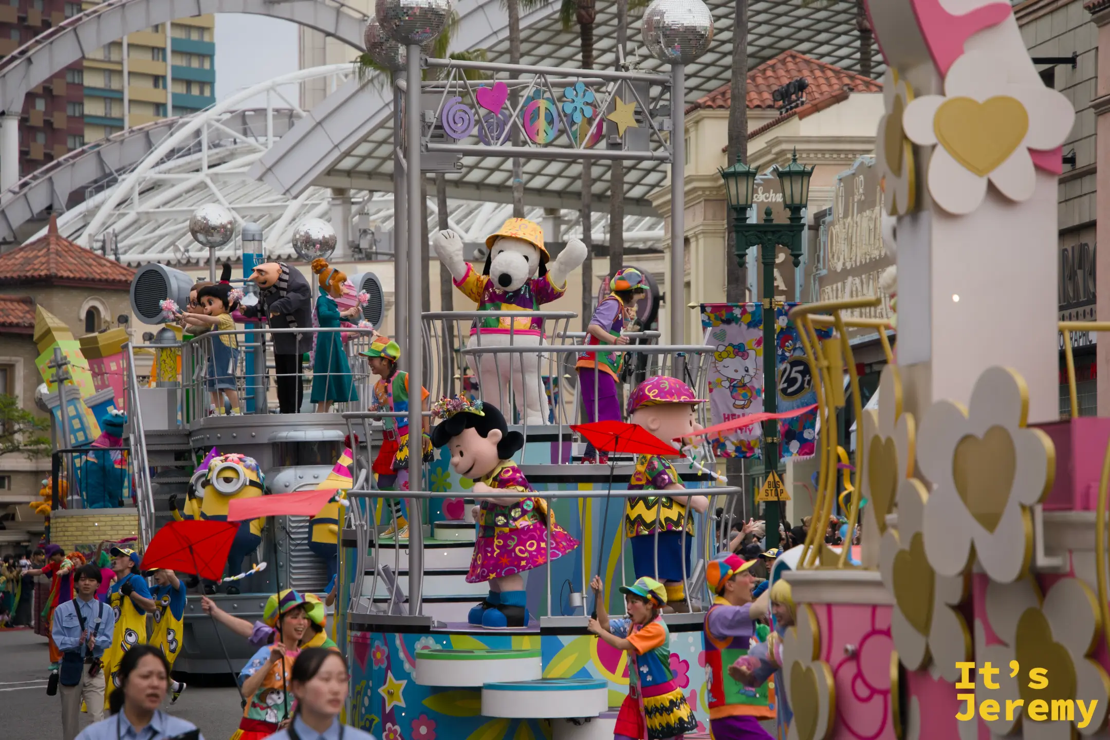 Snoopy 花車全景，Charlie Brown、Snoopy 等花生角色同台，花車以多層甲板設計呈現，頂部有 25 週年裝飾
