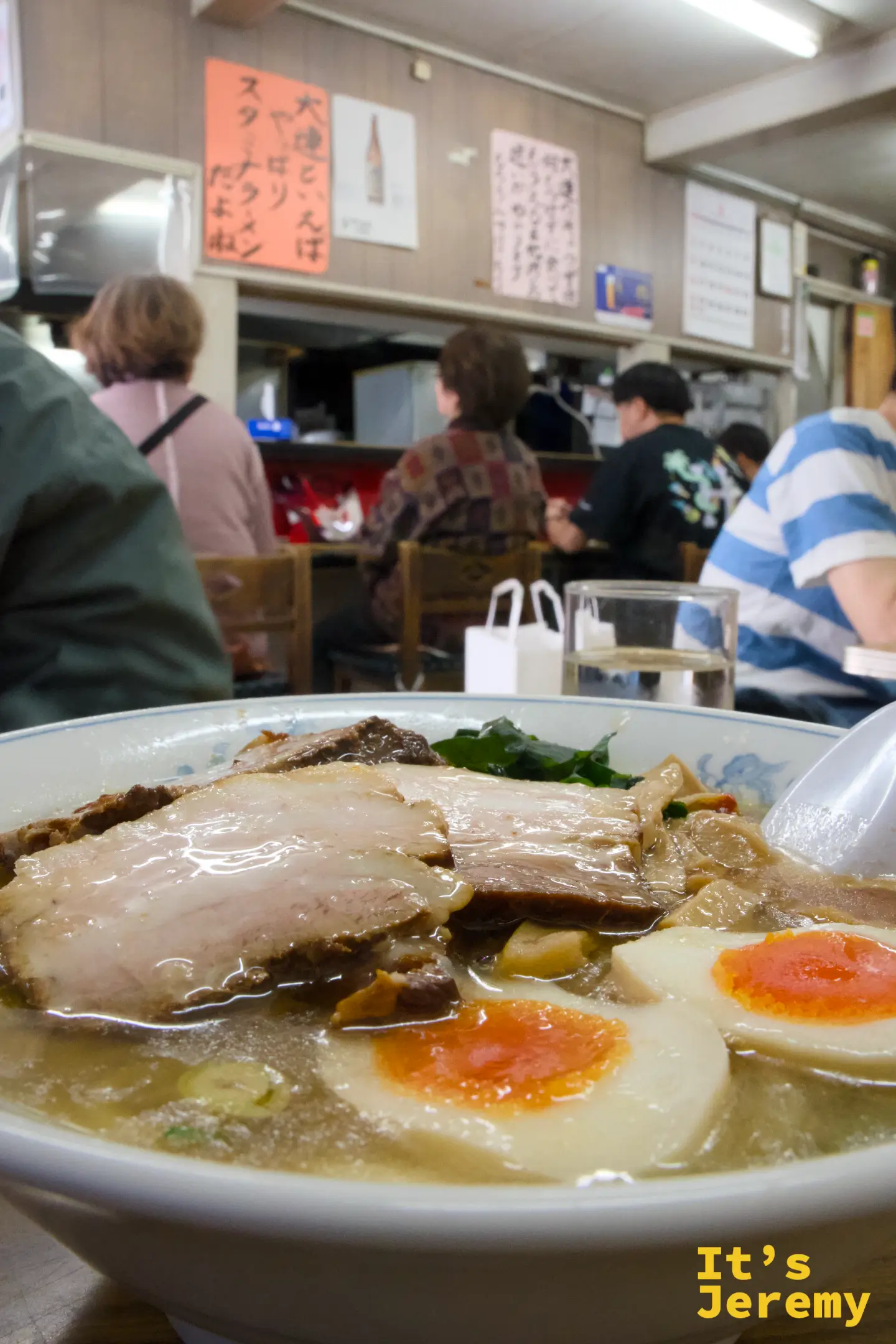 叉燒豬肉特寫，肉片厚實帶醬色