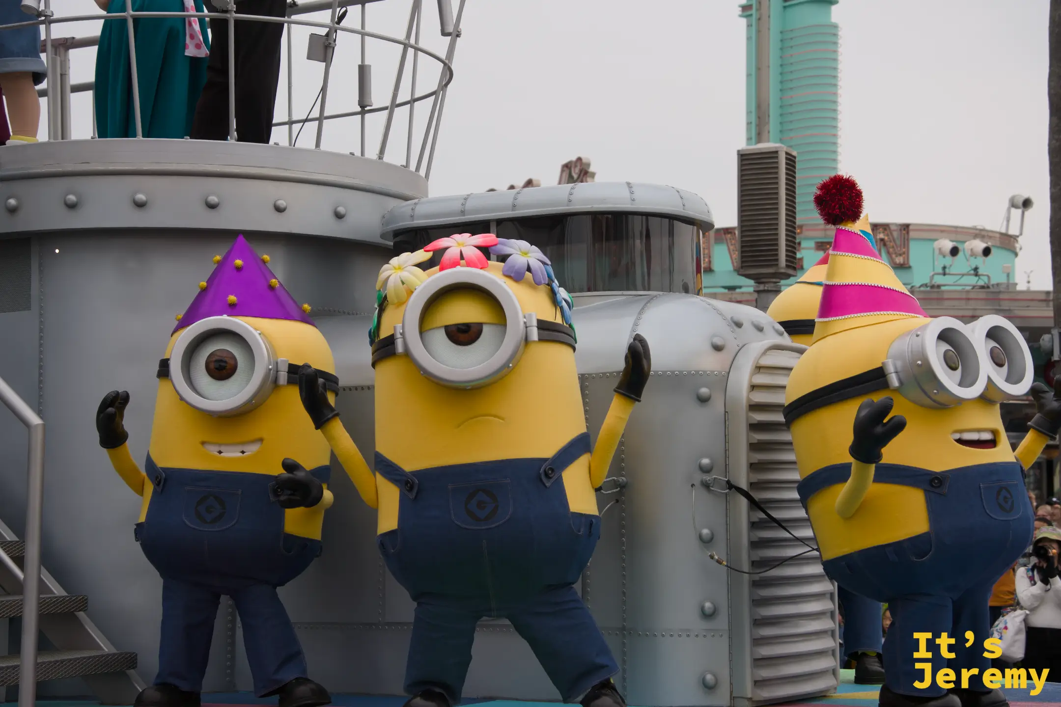 三隻戴著生日帽的 Minion 站在花車前沿，Kevin、Stuart、Bob 的組合出現讓全場尖叫