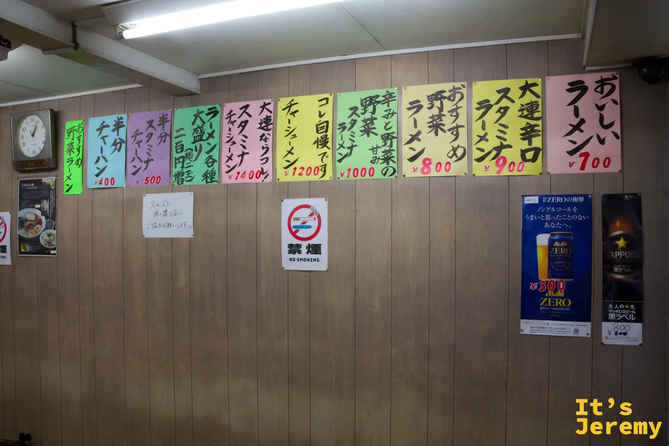店內牆壁貼滿手寫菜單彩色海報，還有禁菸標示