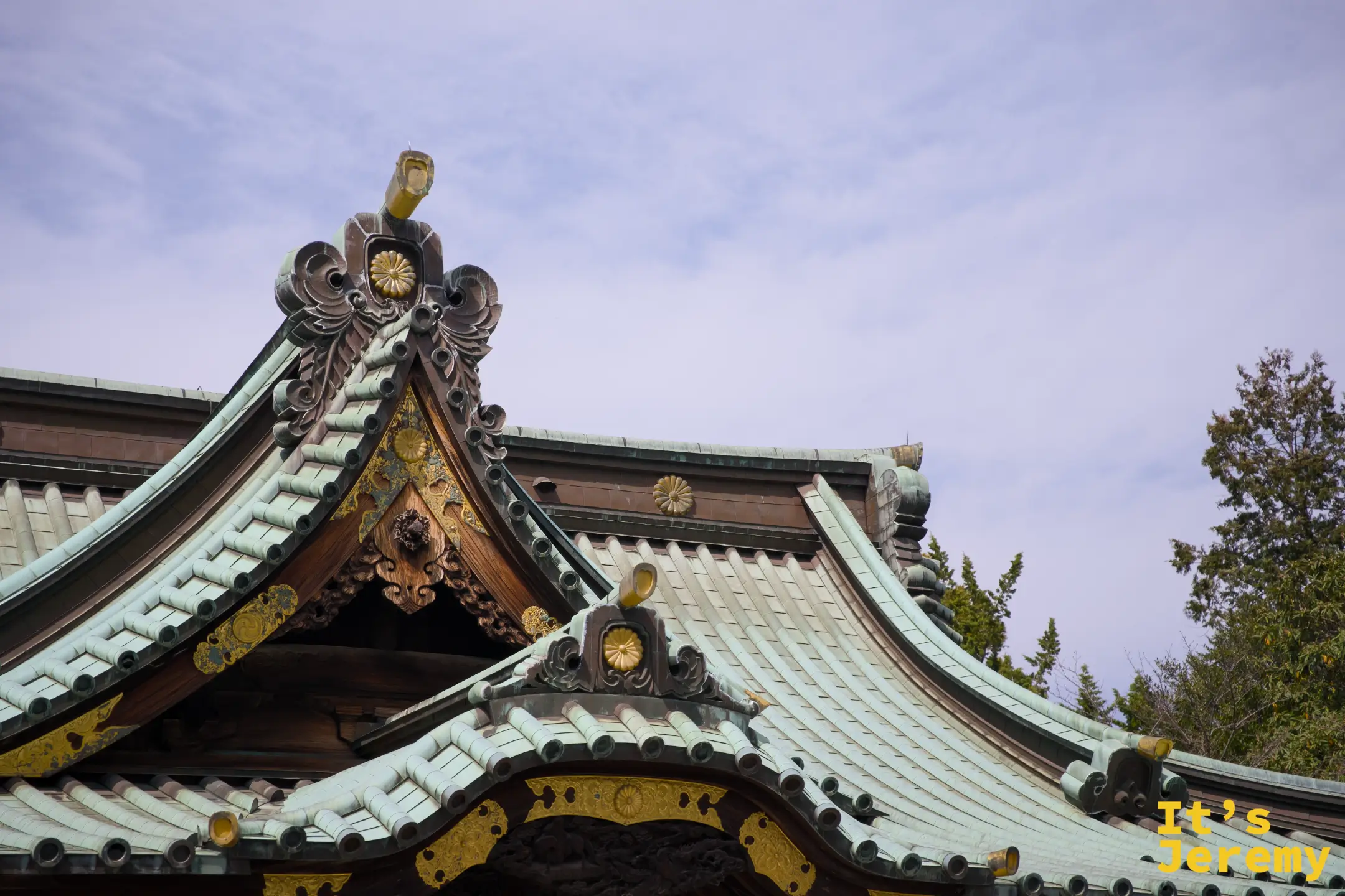 三嶋大社本殿屋頂特寫，雙重唐破風設計，金色菊紋裝飾密布