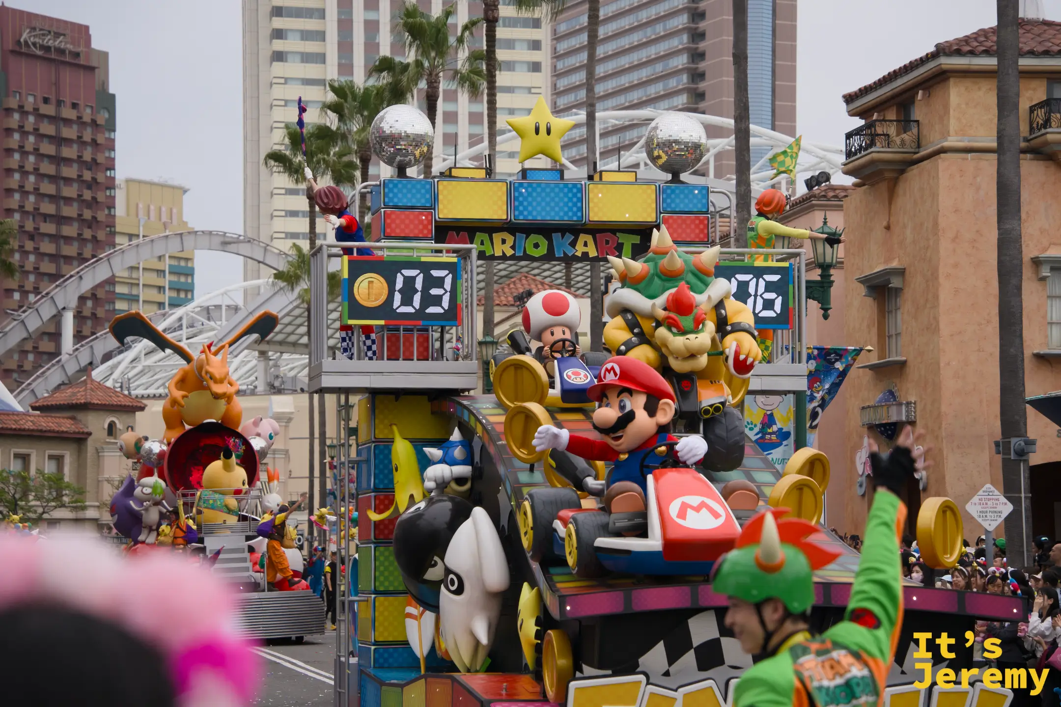 Mario Kart 花車遠景，整台花車以遊戲場景設計，比分板顯示「03 vs 06」，Bowser 和 Toad 在高處對決