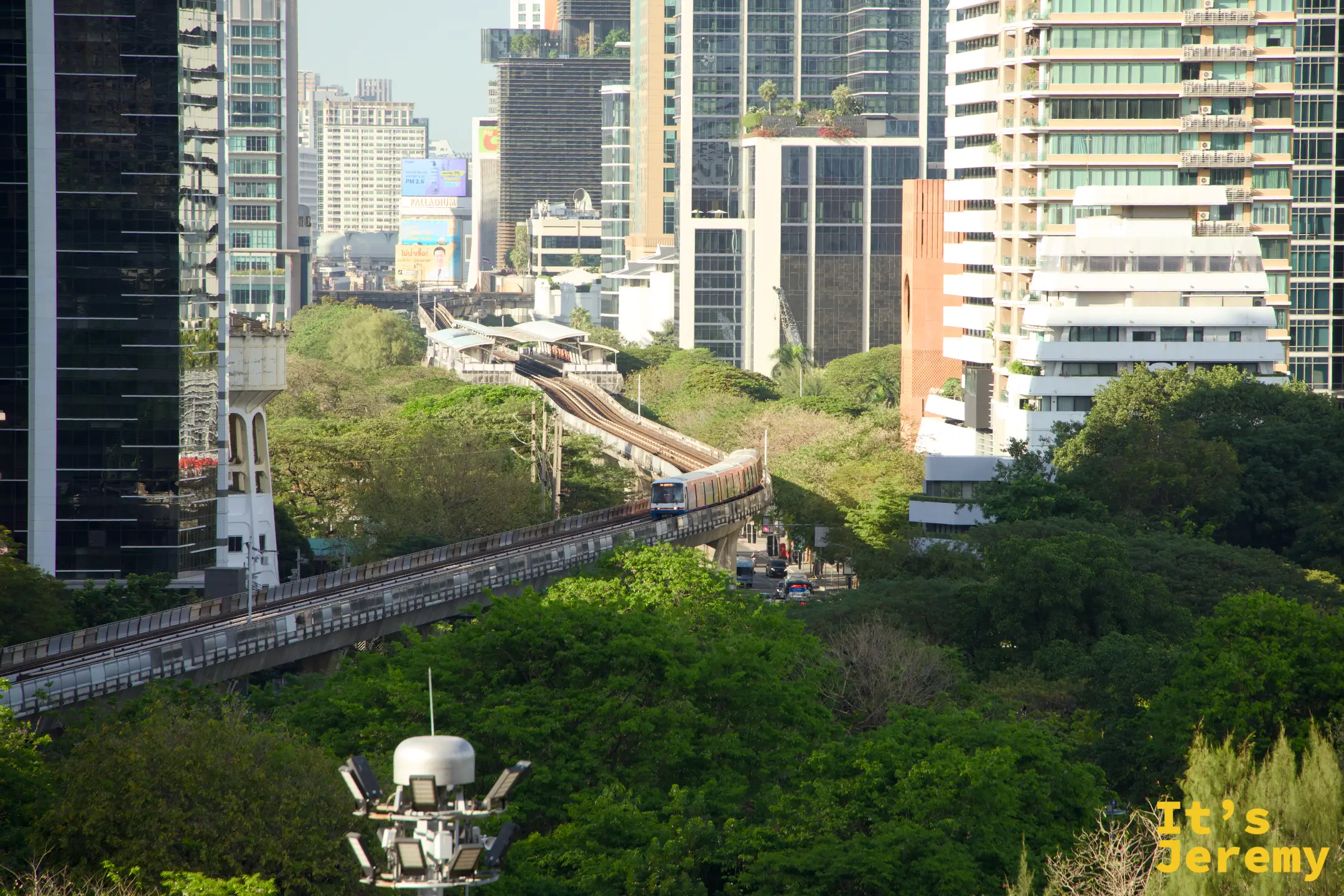 觀景台遠眺BTS車站及出站的列車