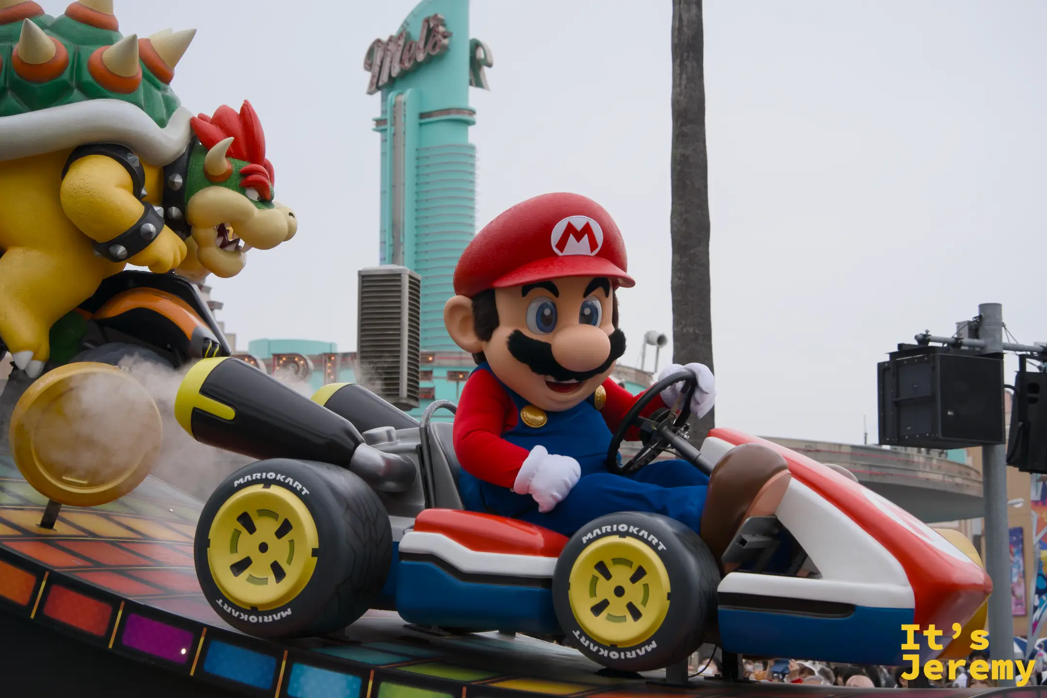 Mario 和 Bowser 特寫，Mario 在前方打方向盤，Bowser 在後方虎視眈眈，這個構圖把兩個角色之間的宿命對決表現得恰到好處