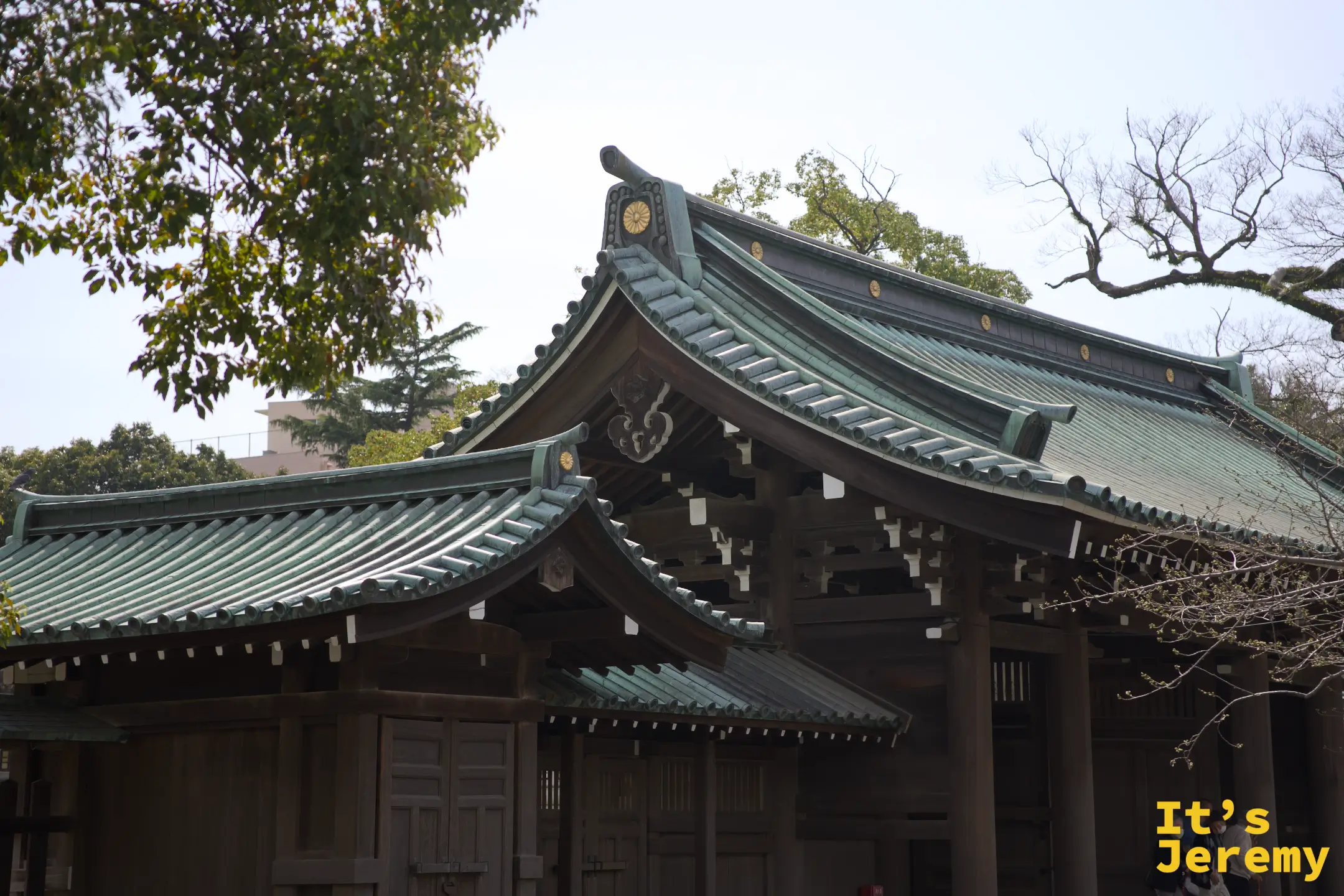 三嶋大社社殿側面，銅綠色屋頂清晰可見，旁邊有白色垂れ幕