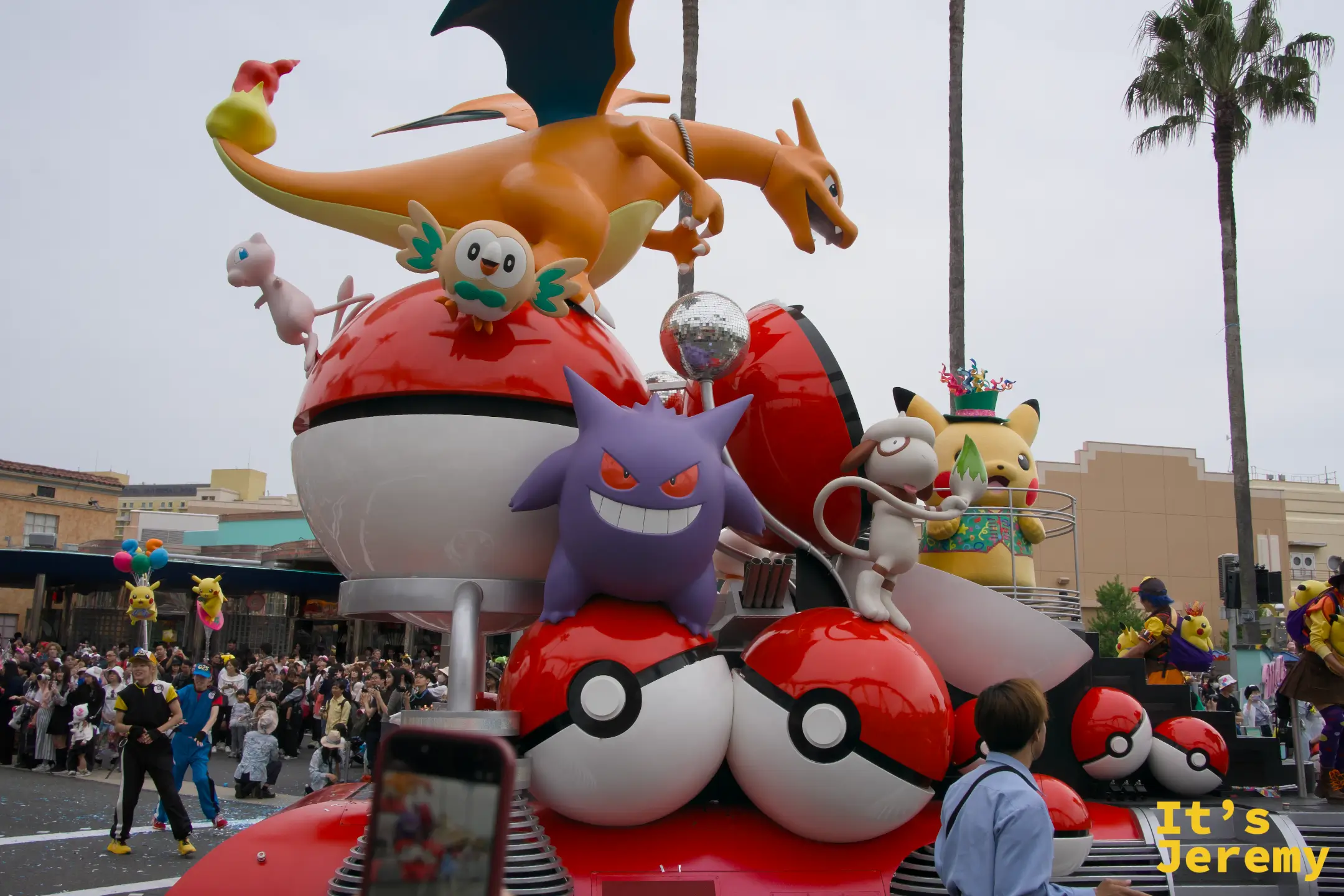 精靈寶可夢花車另一面，耿鬼（Gengar）在寶貝球上展示招牌邪笑，耿鬼的出現讓場邊一陣尖叫