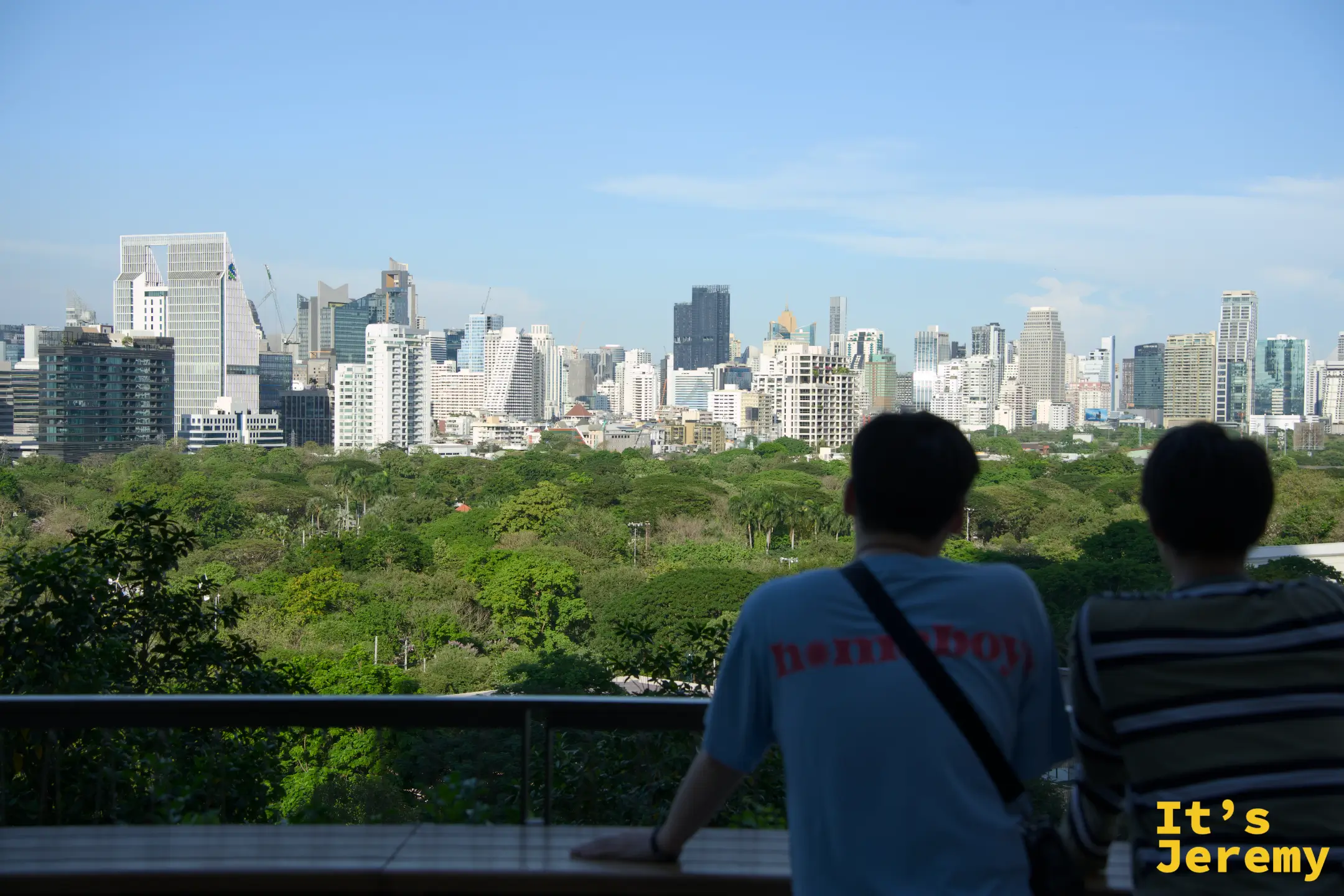 一同觀看風景的路人