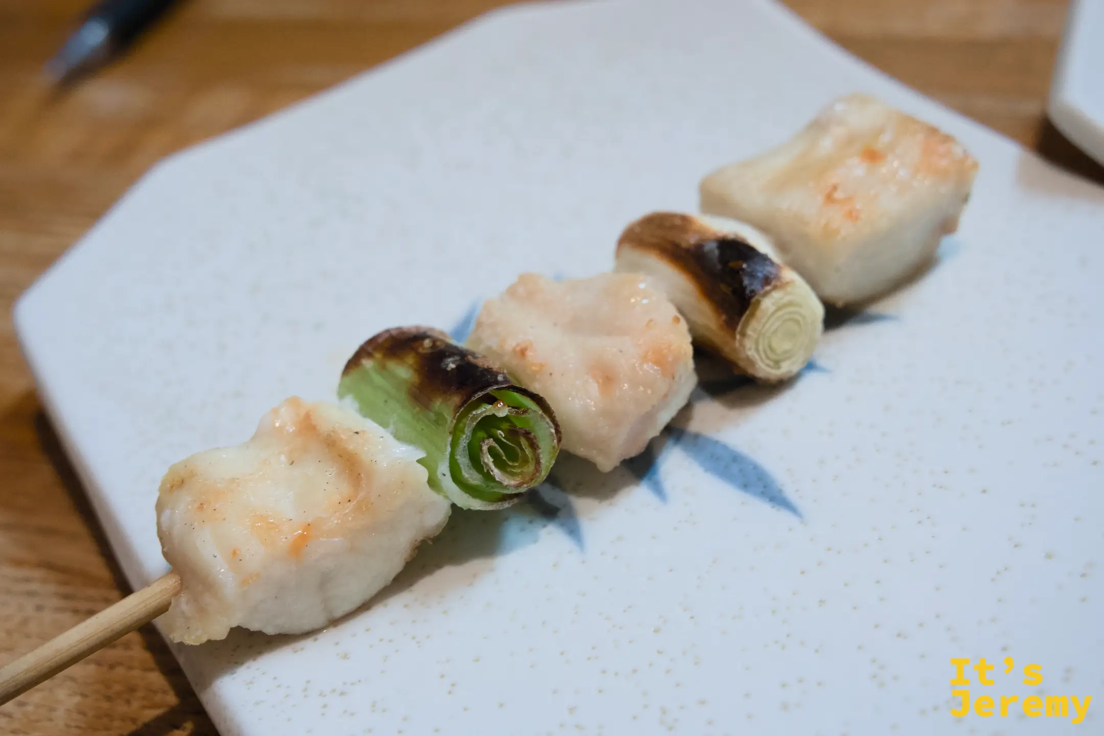 ねぎま塩：同款食材鹽烤，烤痕自然，雞肉的甜更清楚
