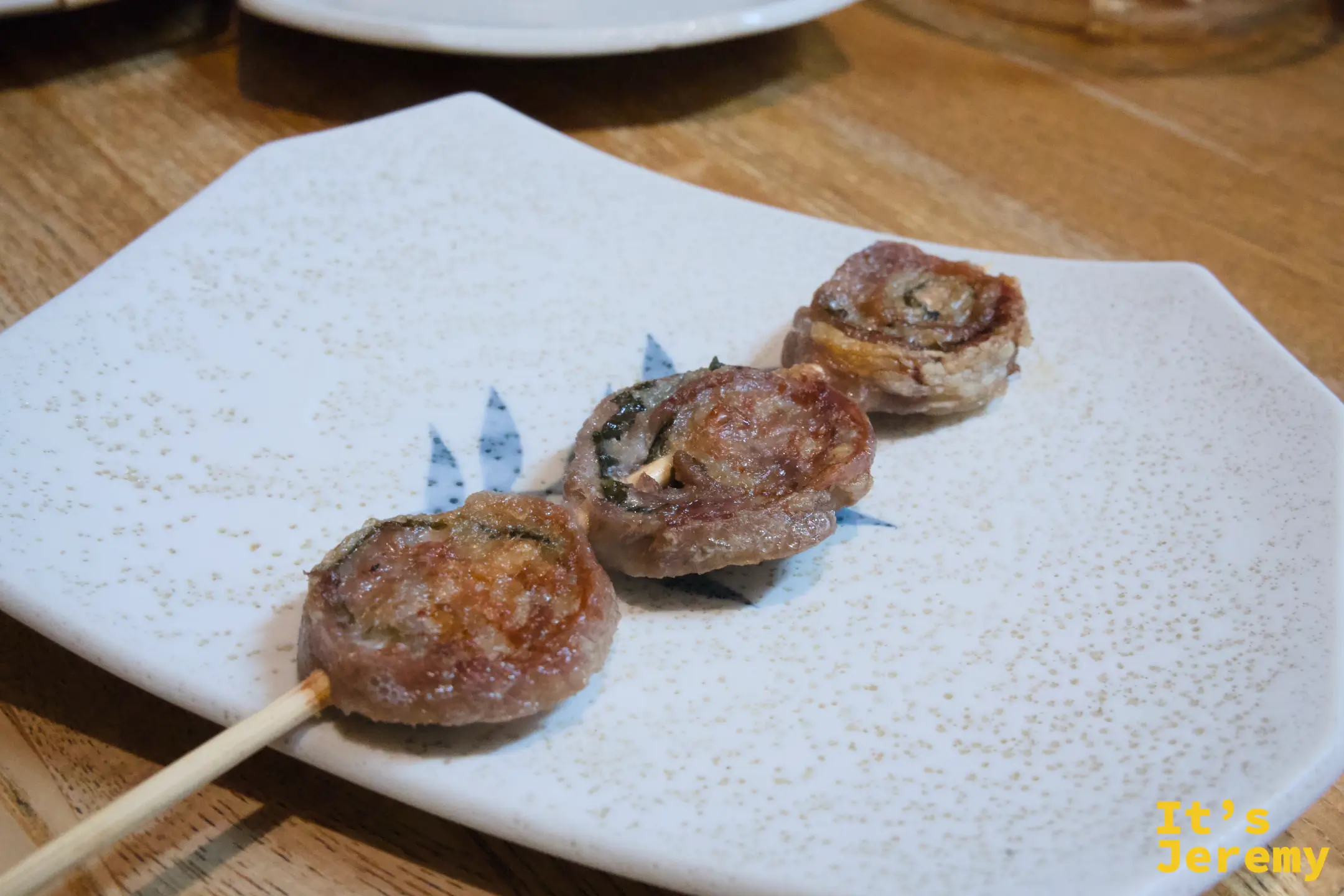 巻き串：豬肉捲成螺旋狀的串燒，斷面圖案美麗