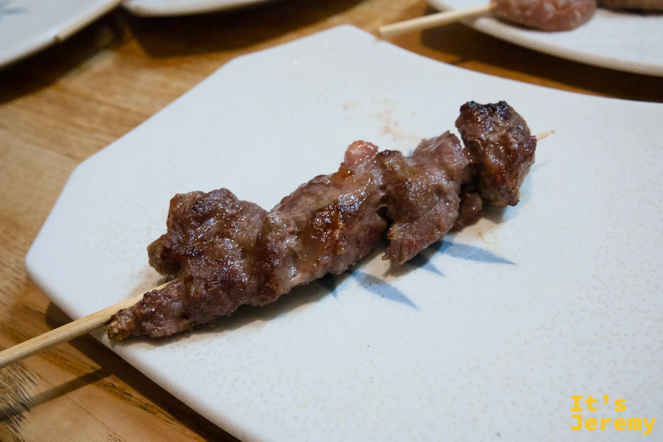 レバー：暗紅色雞肝串，表面帶著炭烤色澤