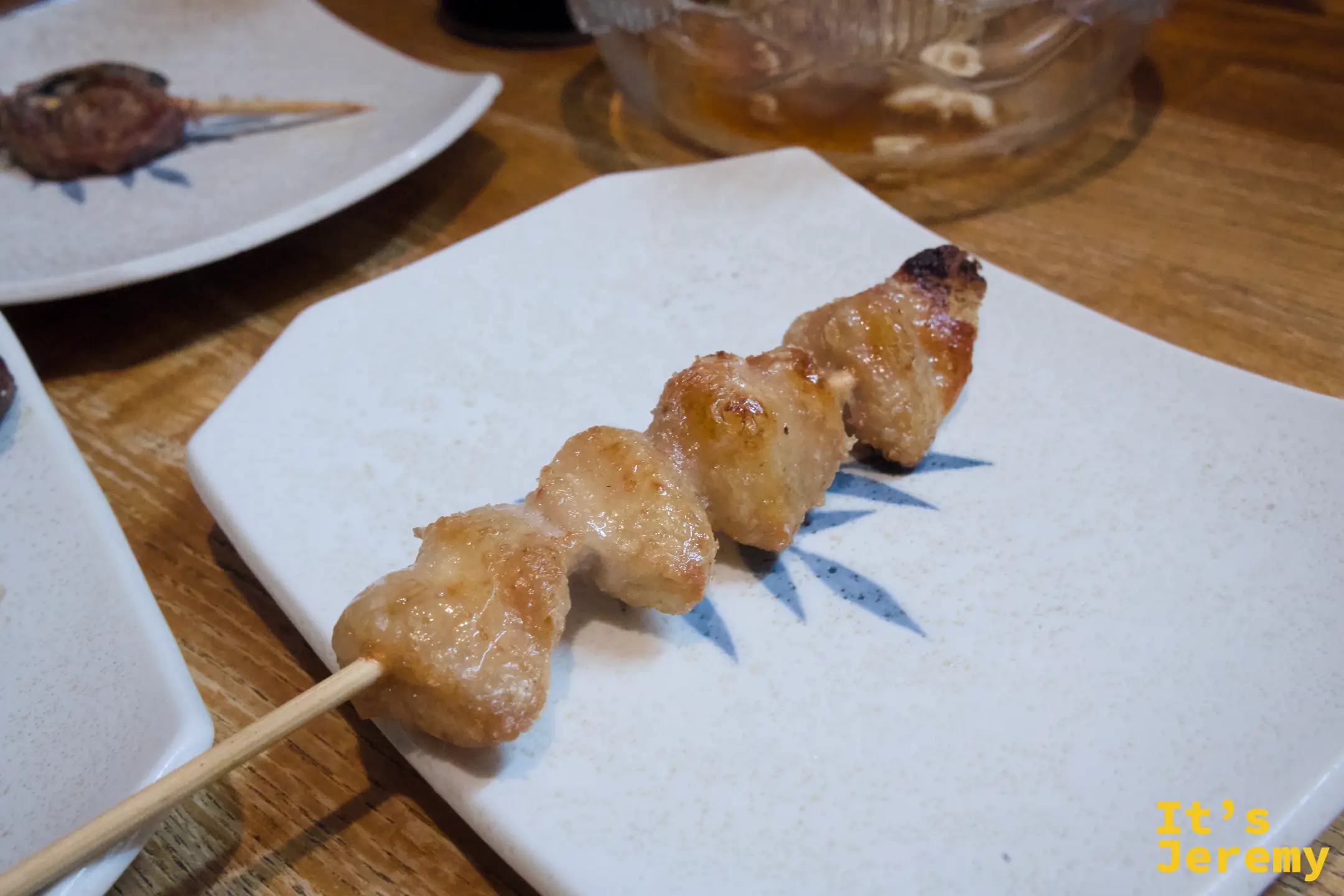 もも：雞腿肉炭烤，外皮略有焦色，肉質柔嫩