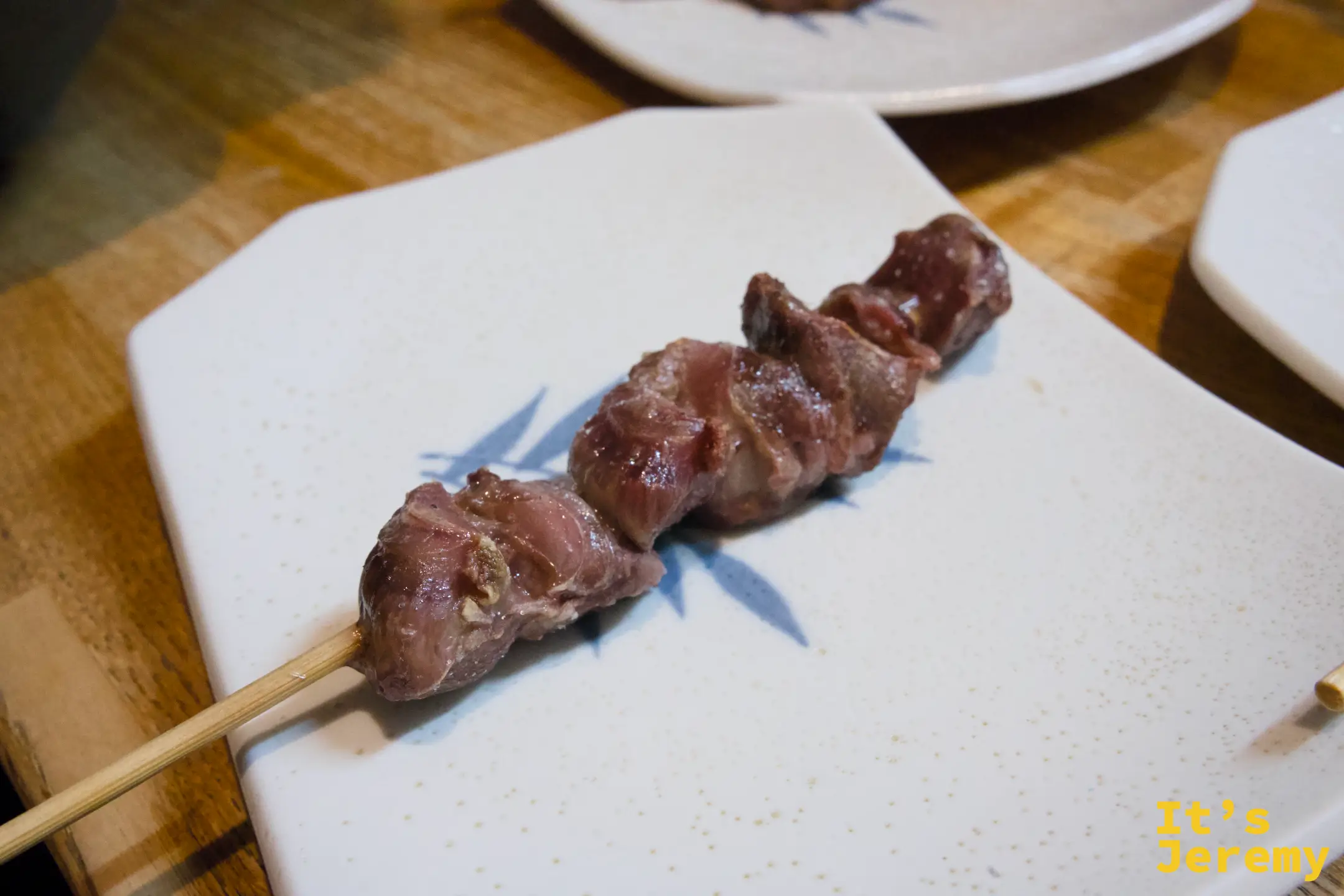 ハツ：淡色雞心串，質地緊實