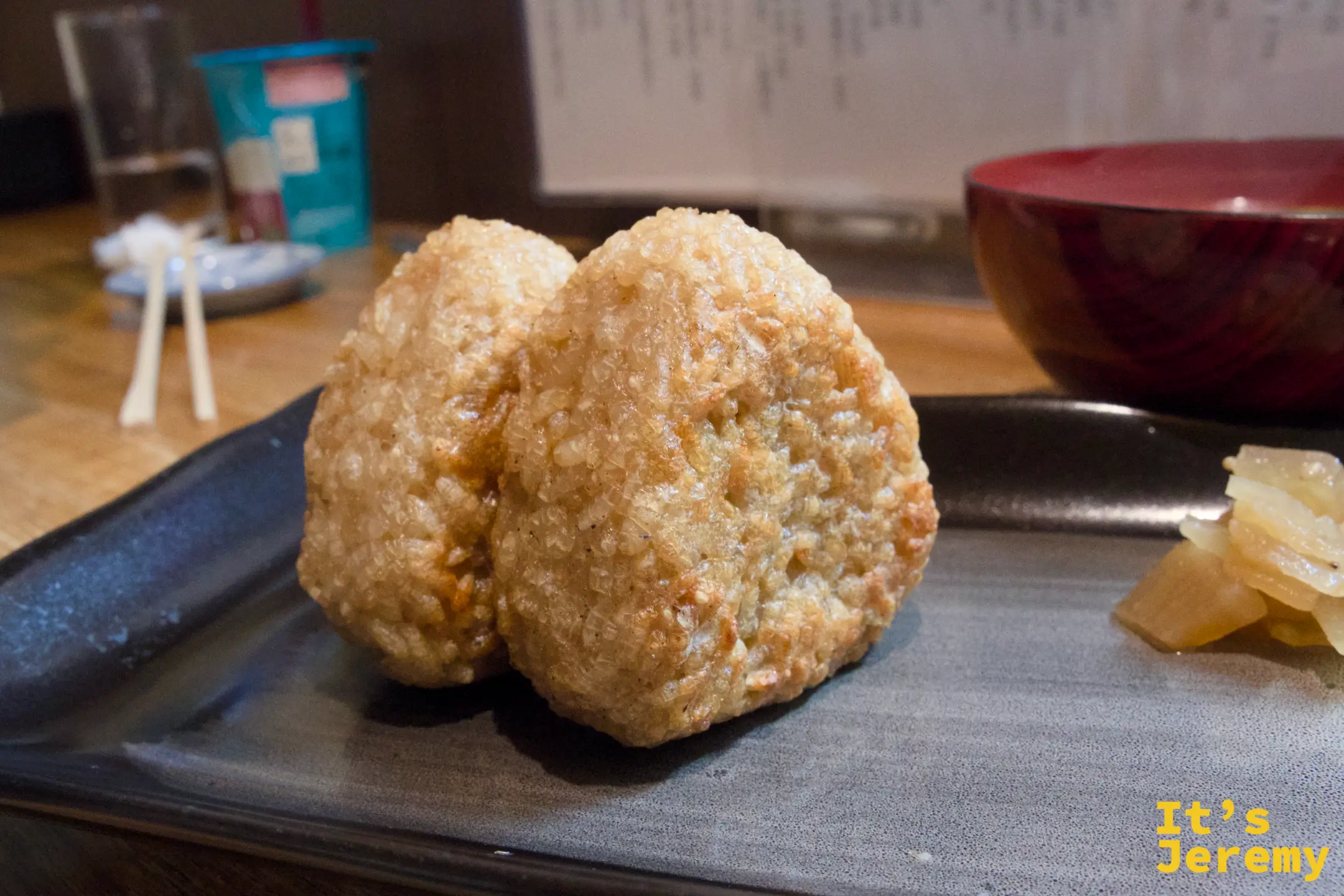 焼きおにぎり兩顆，外皮酥脆金黃，旁邊附醃漬小菜