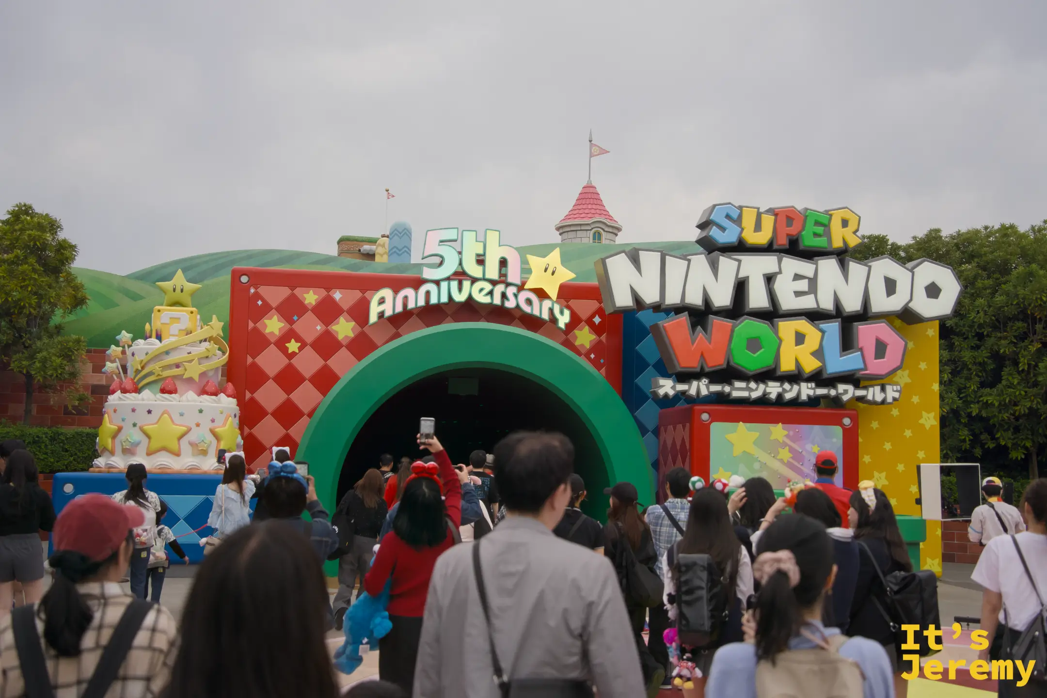 超級任天堂世界入口大門，2026 年正值 SNW 開幕 5 週年，入口旁豎立著大型星星蛋糕裝置