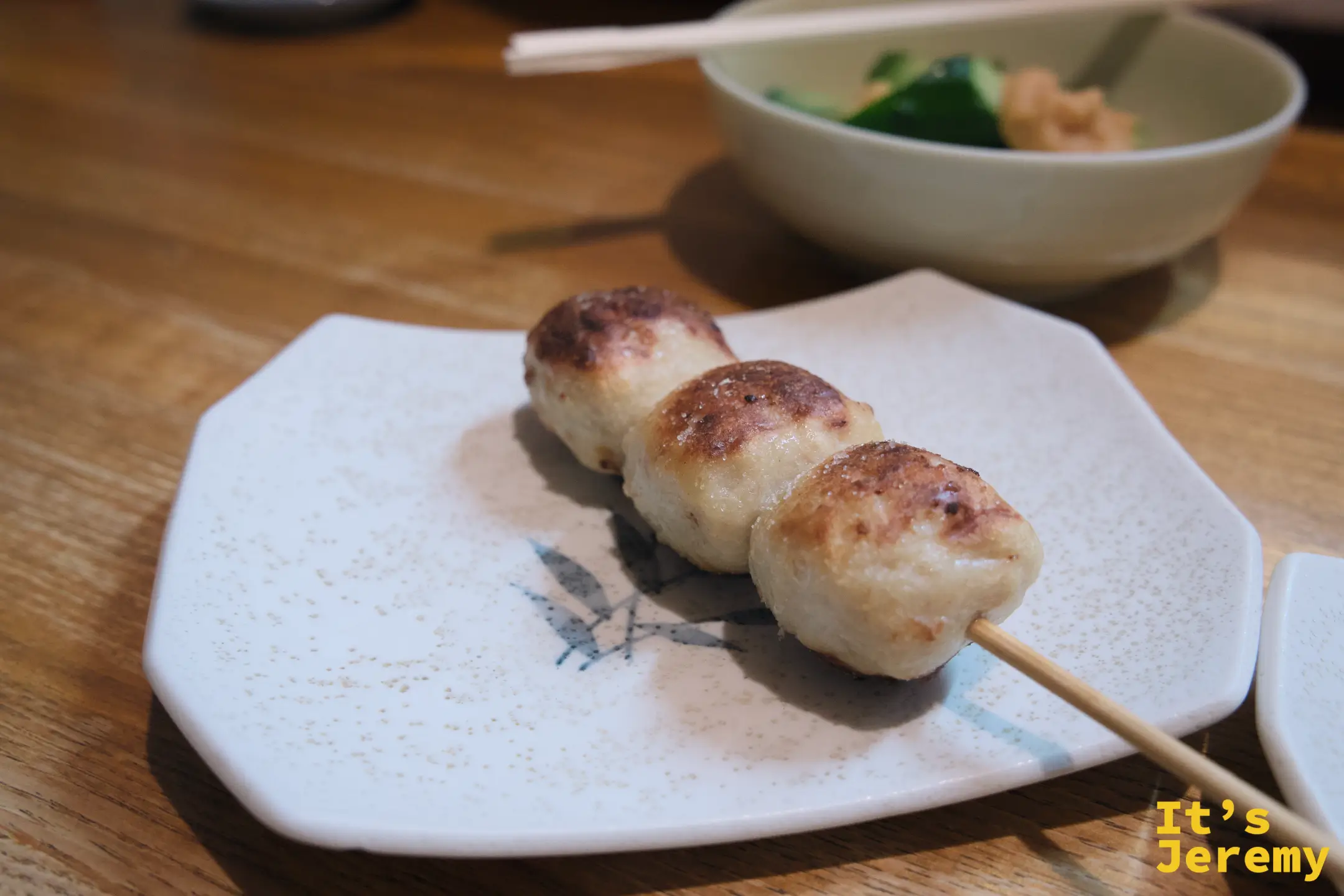 つくね塩：圓潤的手打雞肉丸，表皮輕微上色、質地扎實