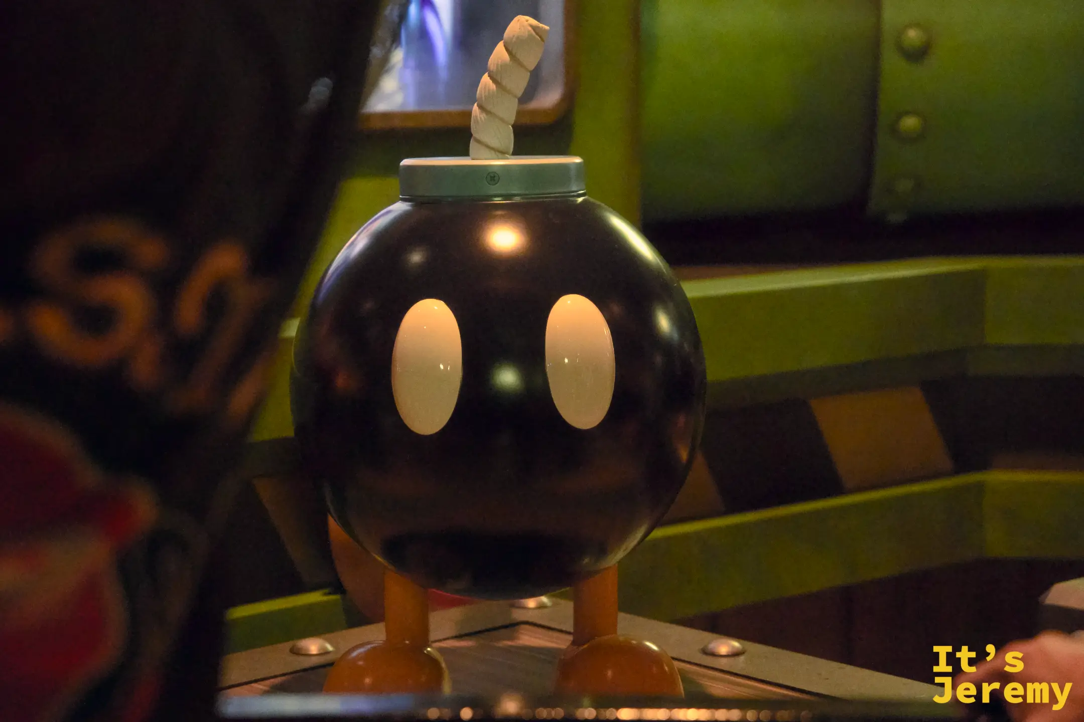 Bob-omb（炸彈兵）特寫，黑色圓體配上一雙呆萌的白色眼睛，放在遊戲道具展示台上