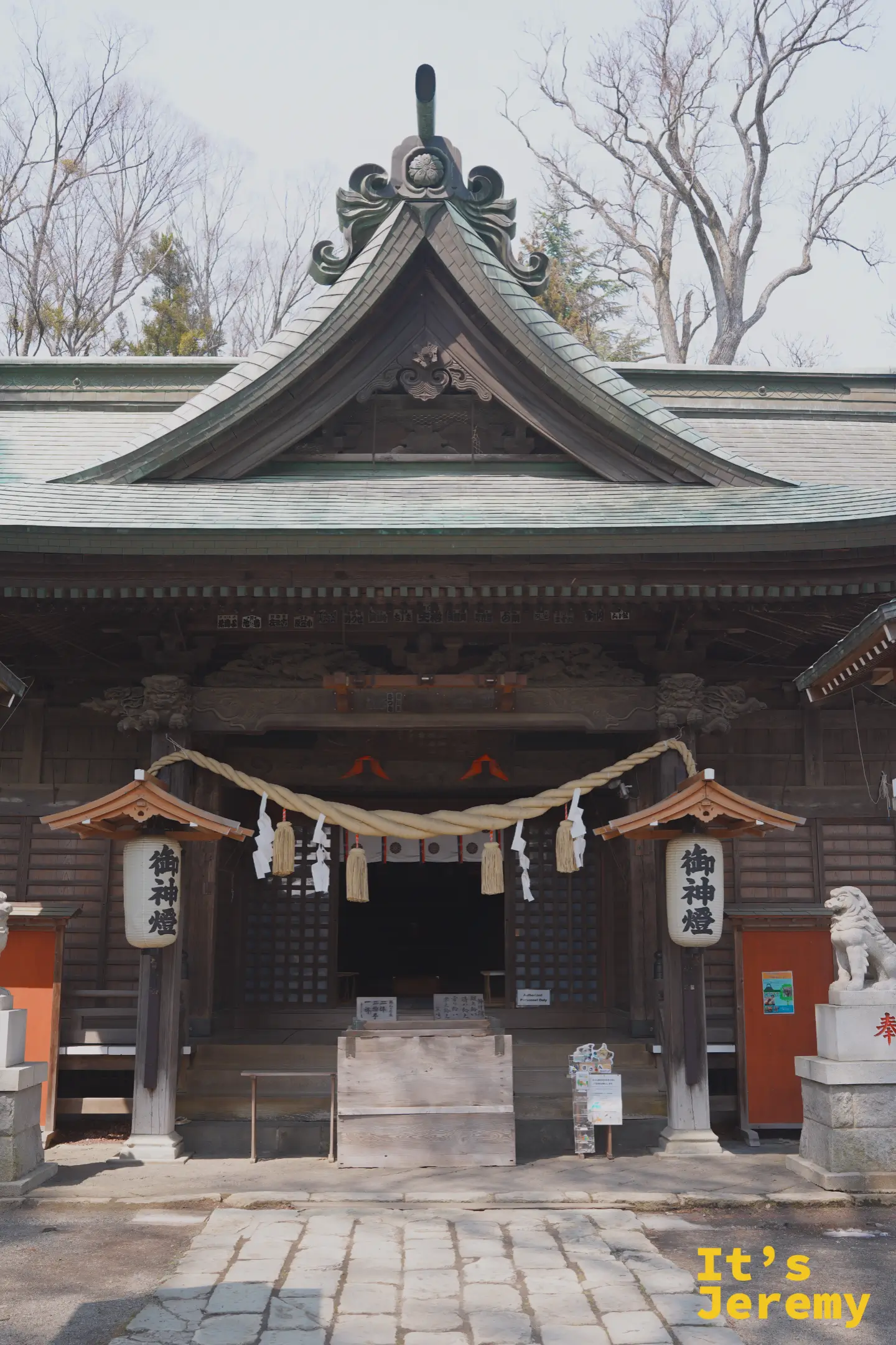 冨士山下宮小室浅間神社拜殿正面，兩側狛犬、注連繩與御神燈，中央是木製奉納箱與階梯